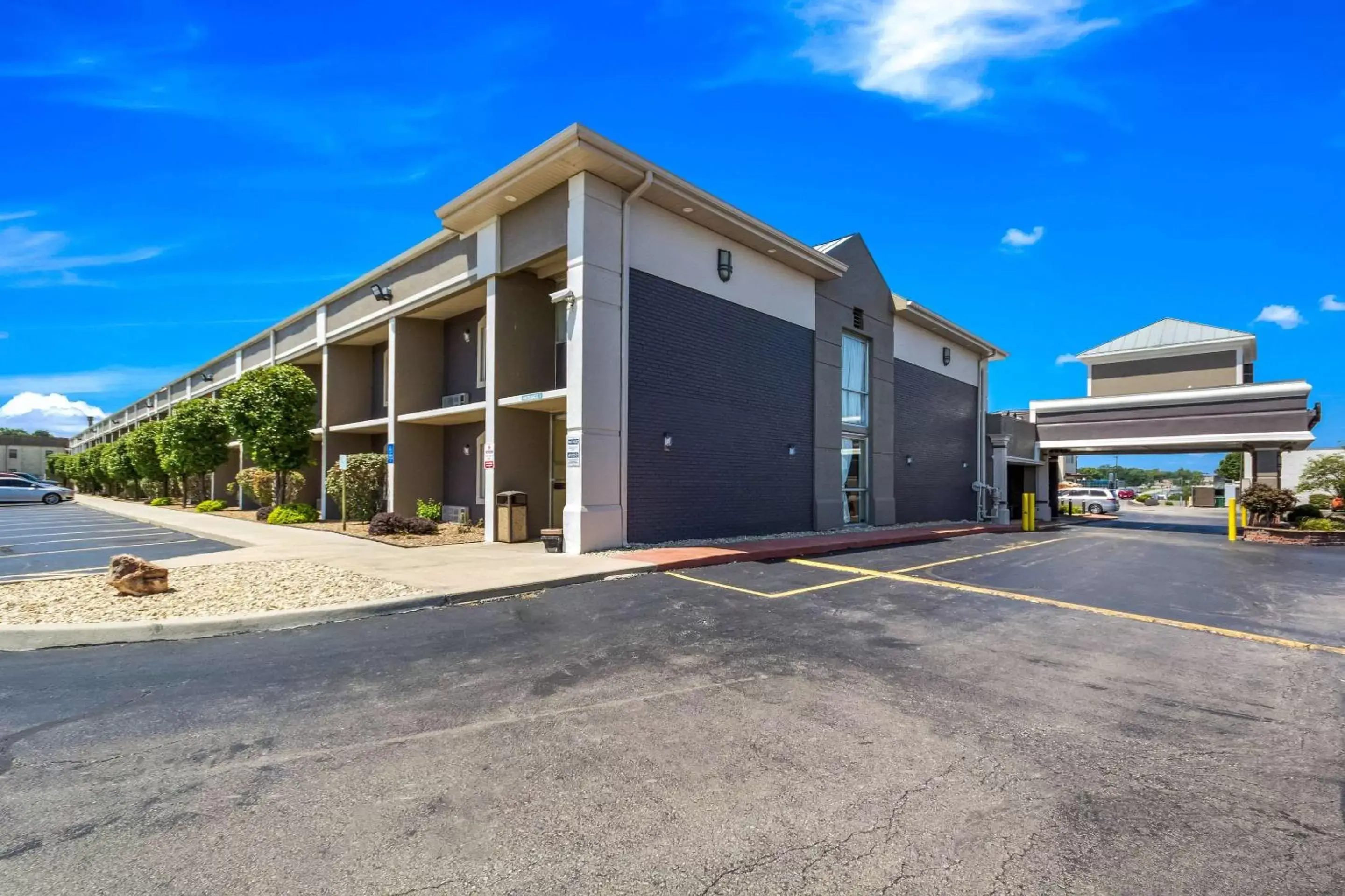 Property building in Quality Inn & Suites Kansas City - Independence I-70 East Property building in Quality Inn & Suites Kansas City - Independence I-70 East