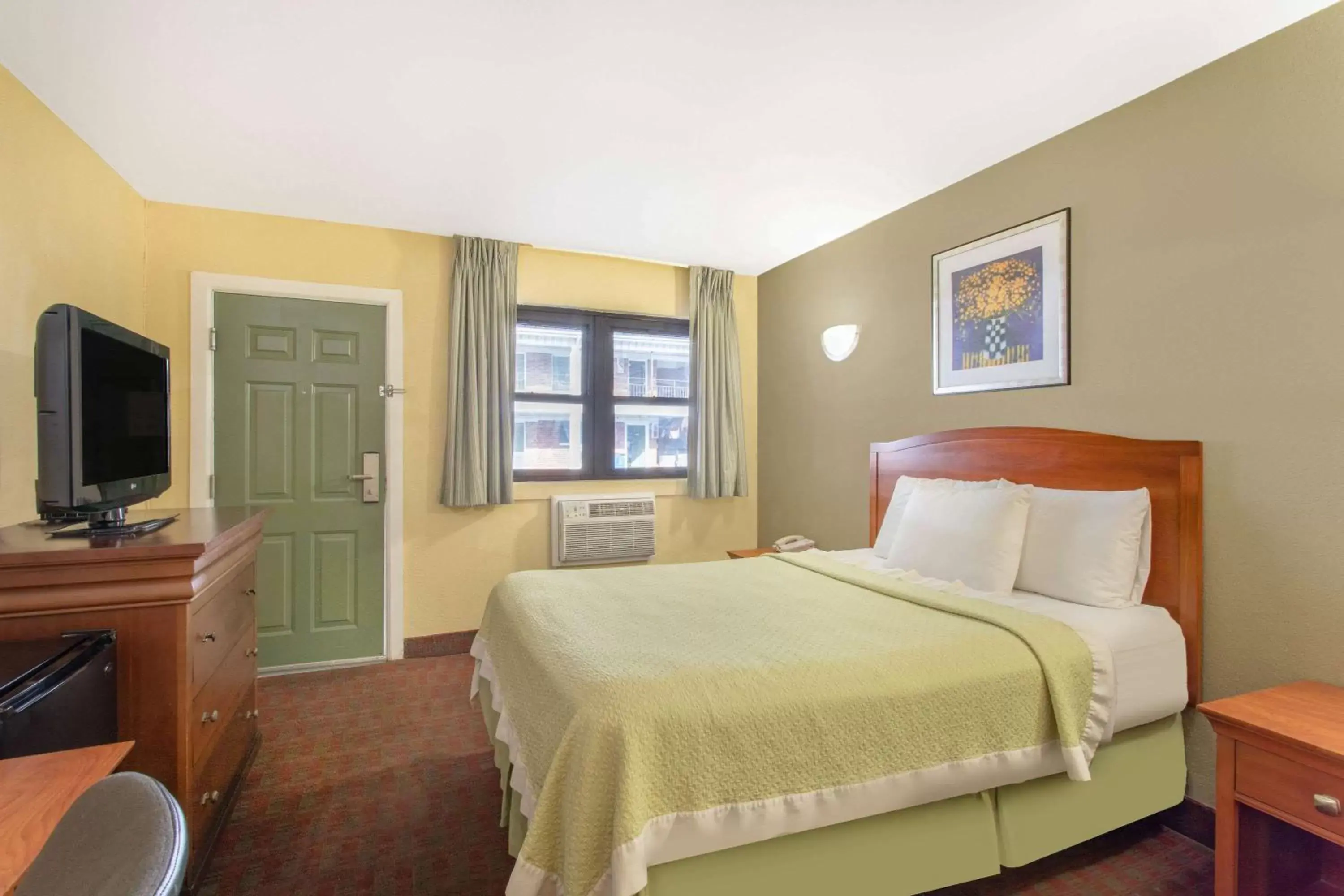 Photo of the whole room, Bed in Days Inn by Wyndham Elmsford