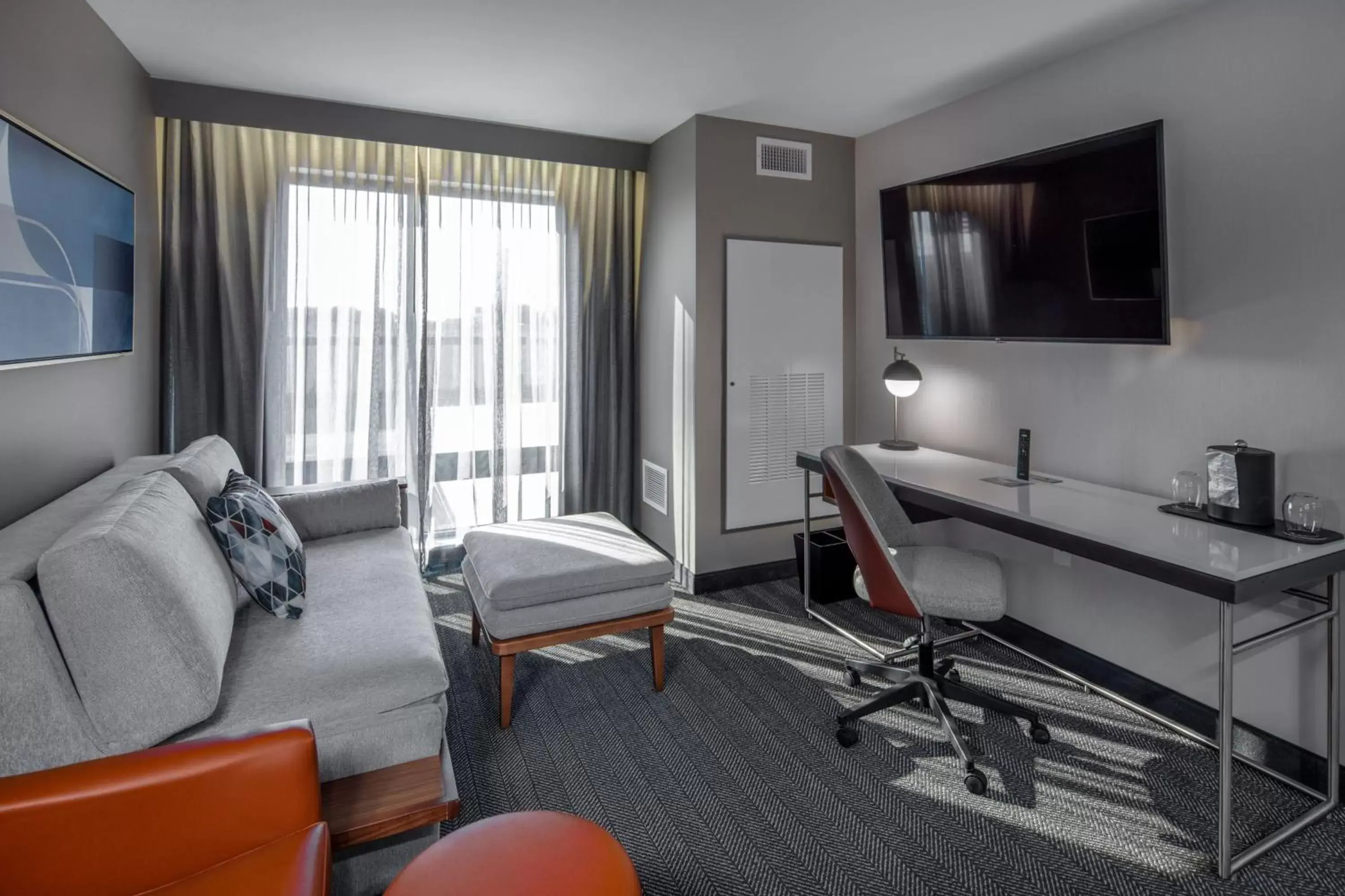 Living room, TV/Entertainment Center in Courtyard by Marriott Conway