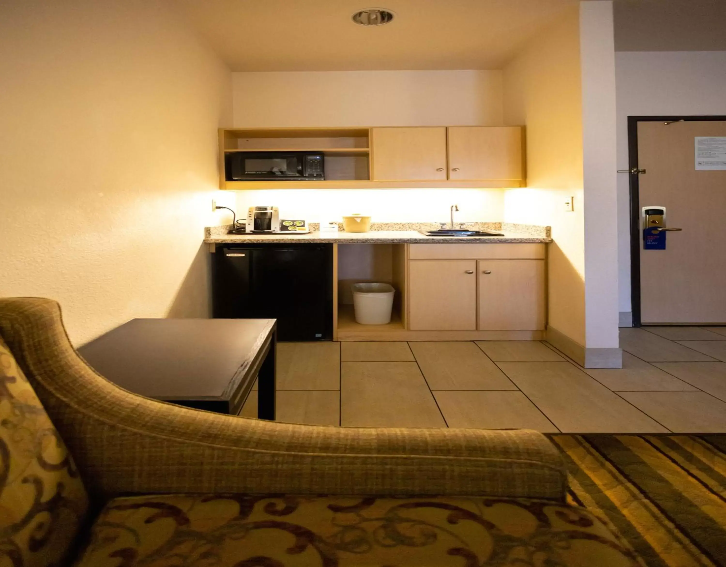 Photo of the whole room, Kitchen/Kitchenette in Holiday Inn Express Berkeley, an IHG Hotel