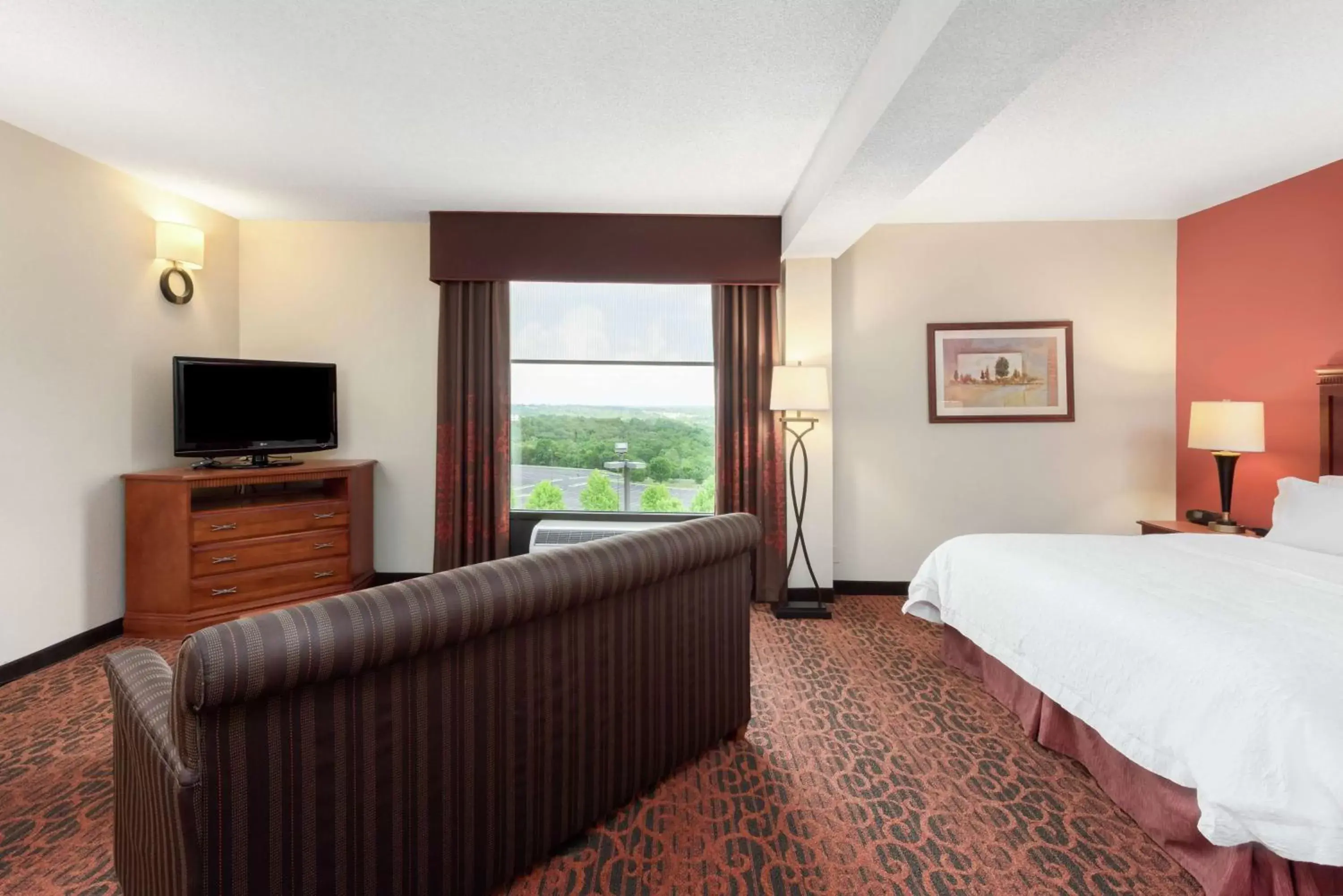 Living room, Bed in Hampton Inn Branson on the Strip Living room, Bed in Hampton Inn Branson on the Strip