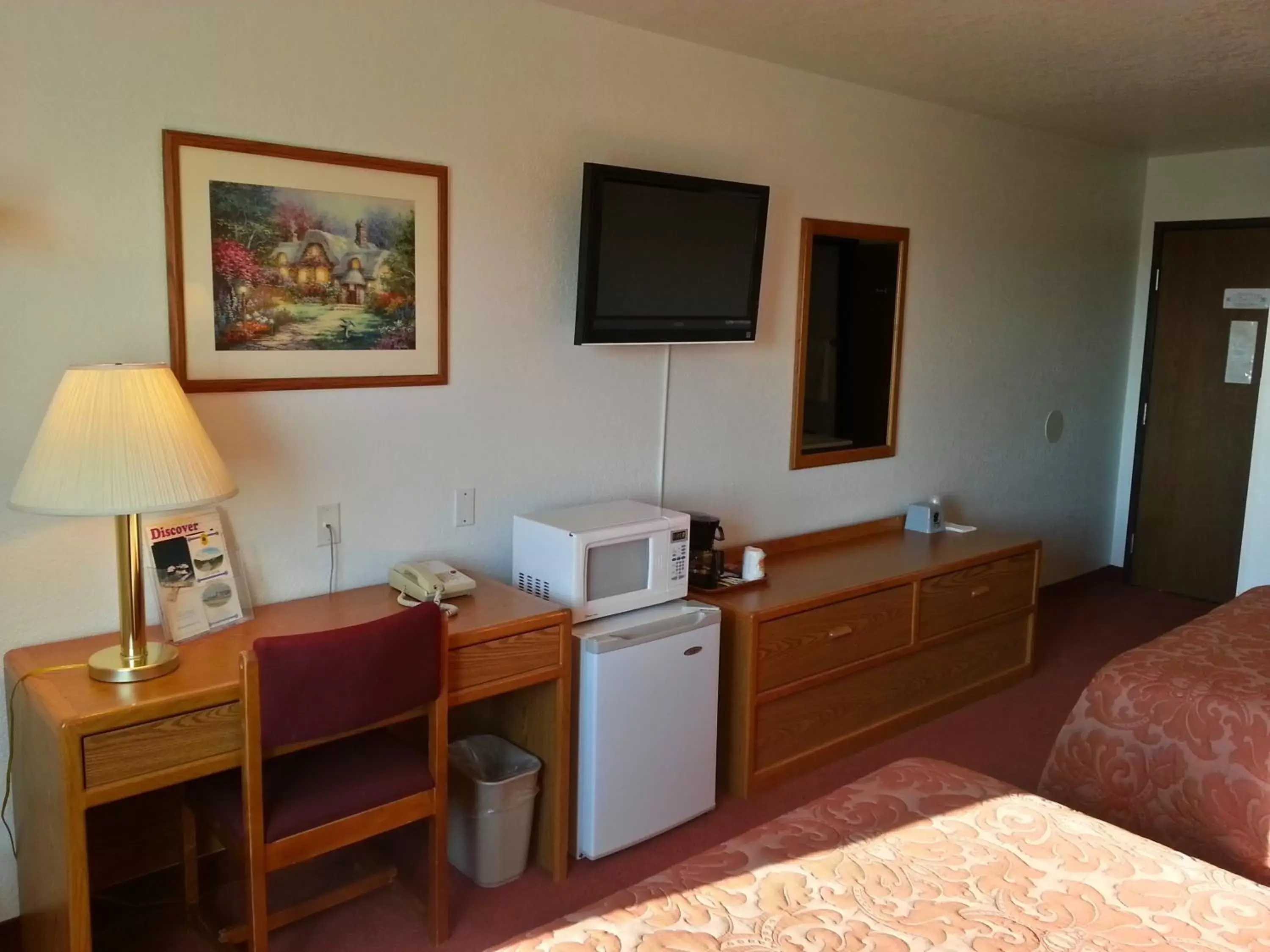 Bedroom, TV/Entertainment Center in Super 8 by Wyndham Cut Bank