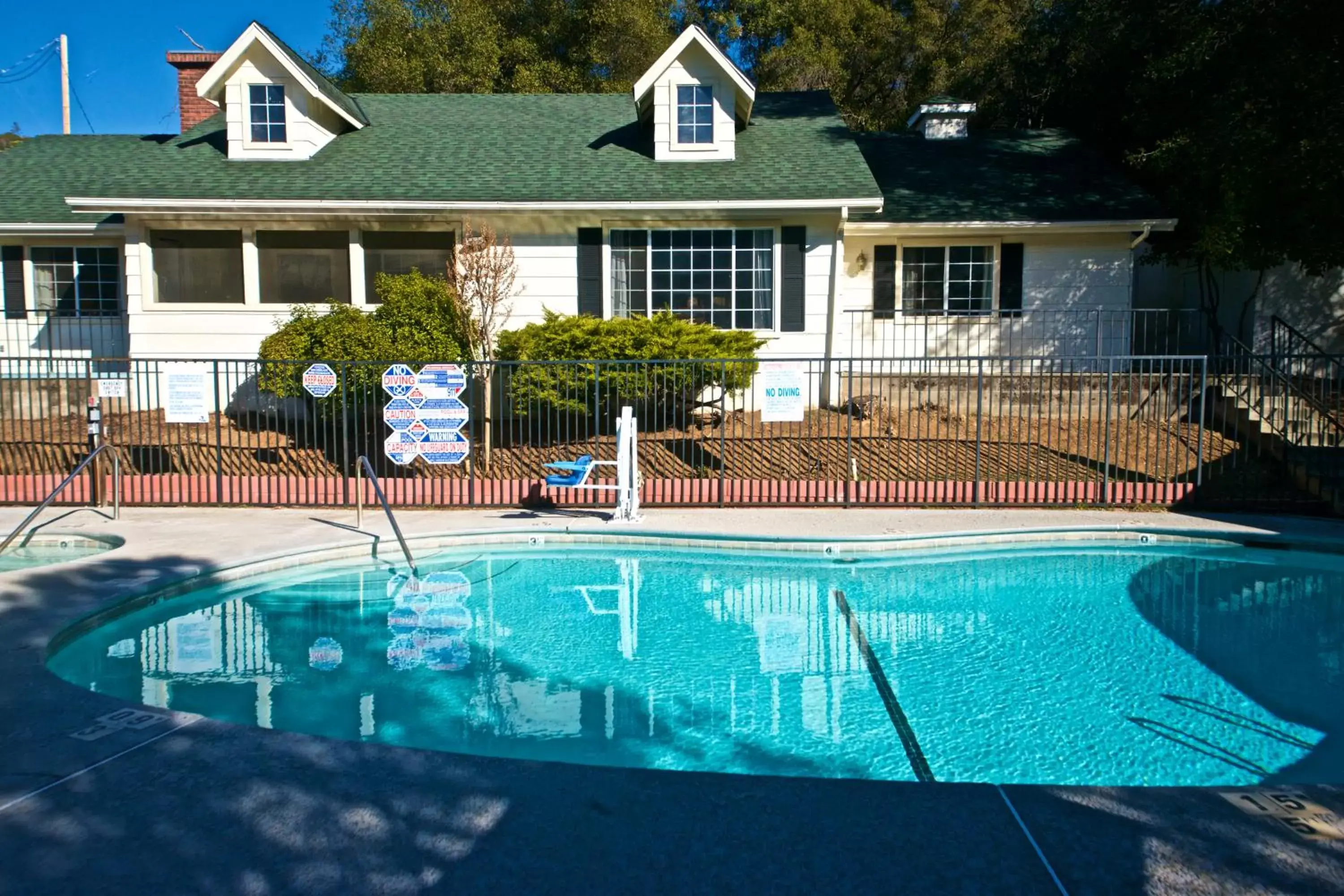 Pool view in Quality Inn Yosemite Valley Gateway