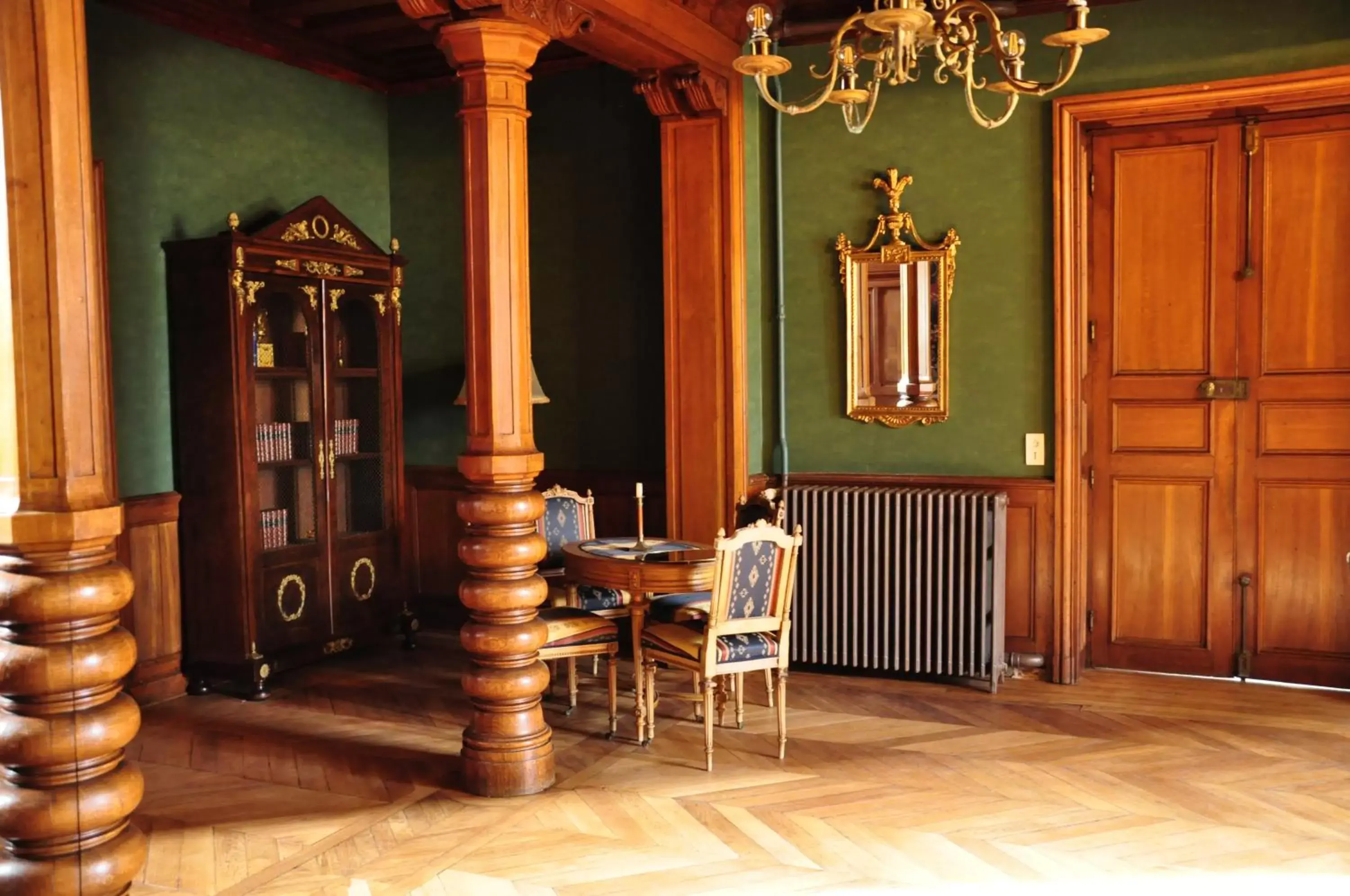 Library in Château Origny