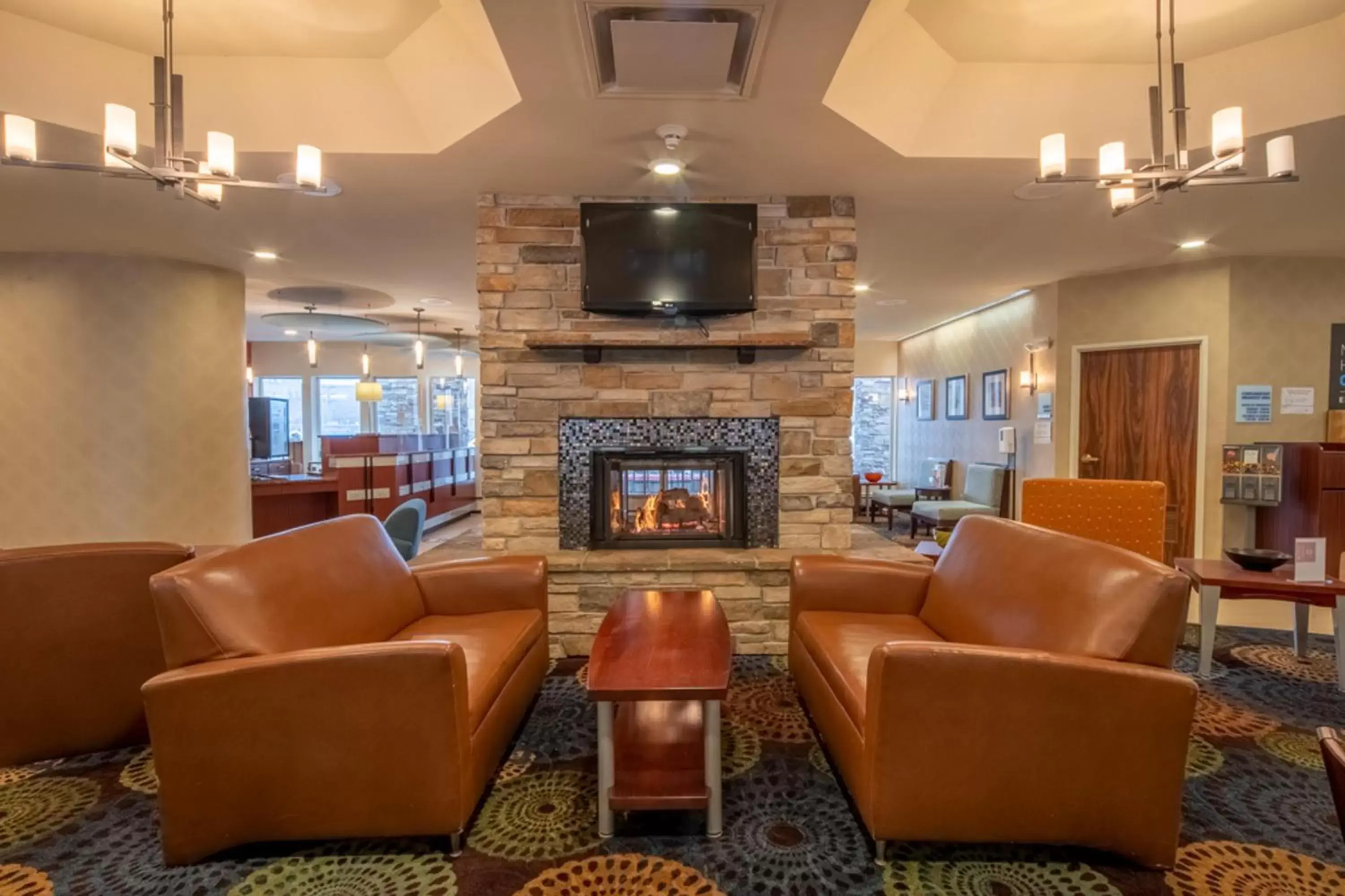 Lobby or reception, Lounge/Bar in Holiday Inn Express Hotel & Suites Pittsburgh Airport, an IHG Hotel