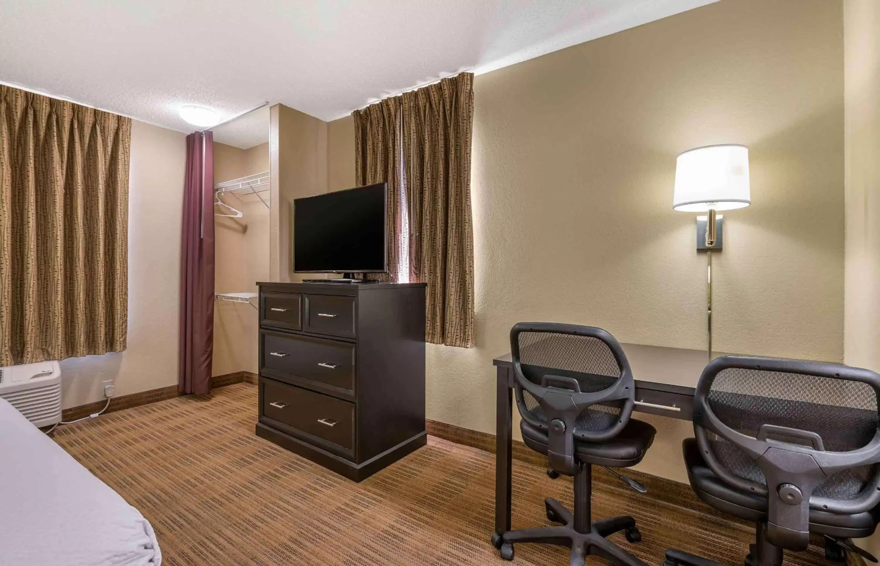 Bedroom, Seating Area in Extended Stay America Suites - Champaign - Urbana