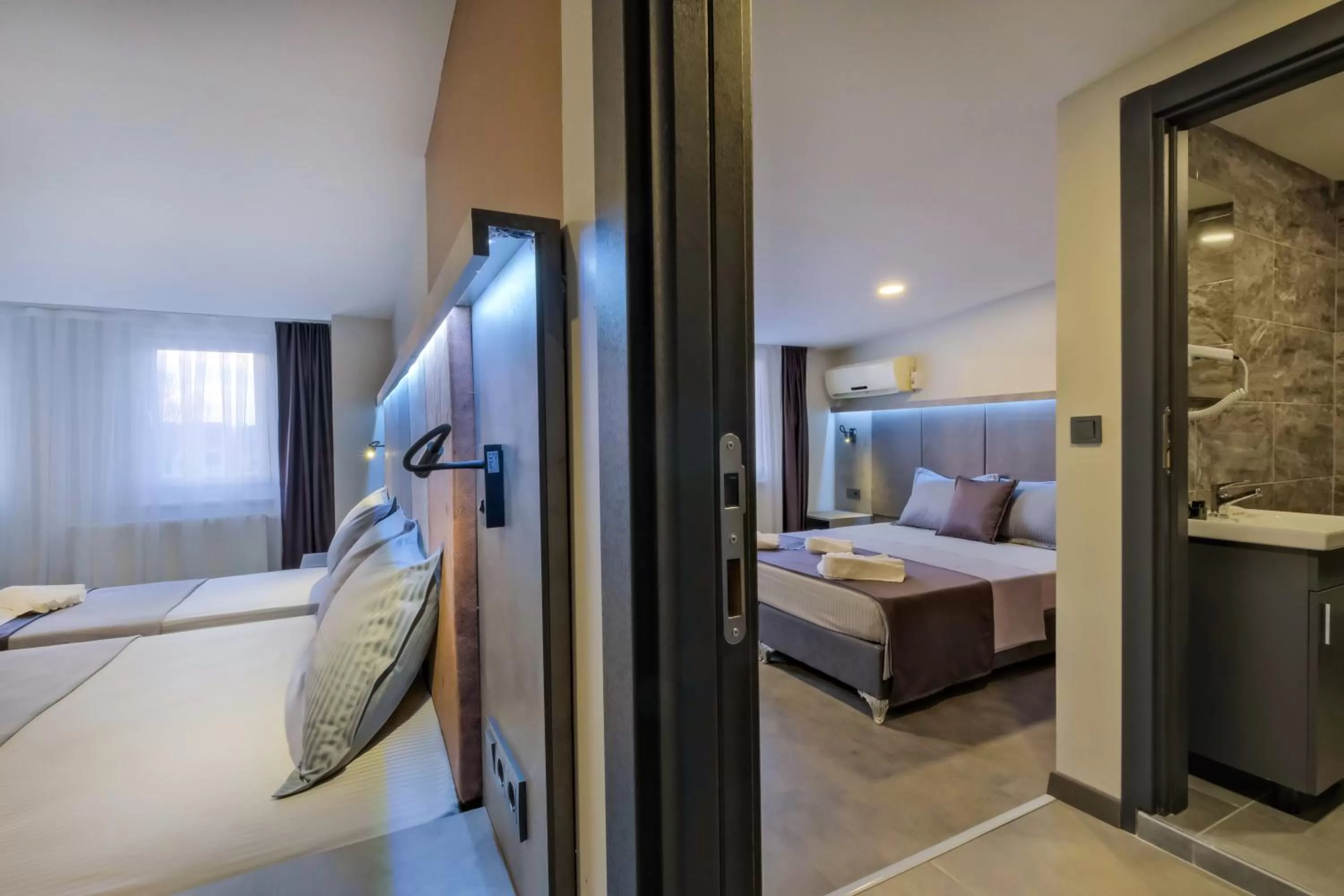 Photo of the whole room, Bed in The Queen Hotel