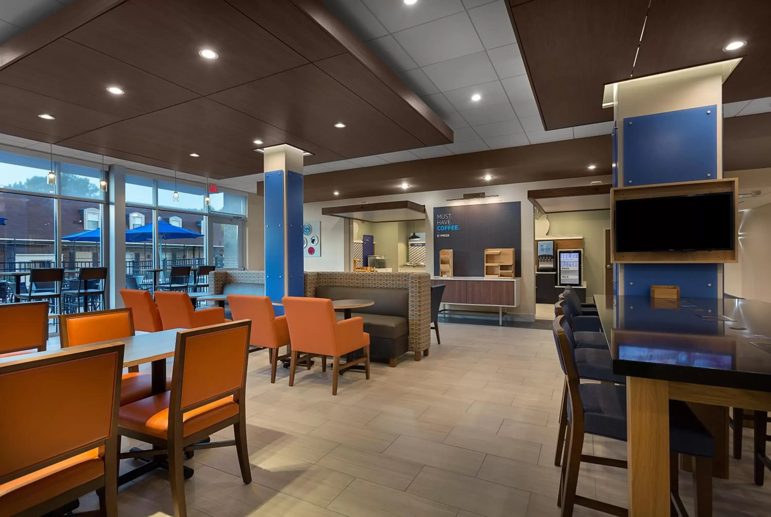 Breakfast, Restaurant/Places to Eat in Holiday Inn Express & Suites - Fayetteville South, an IHG Hotel