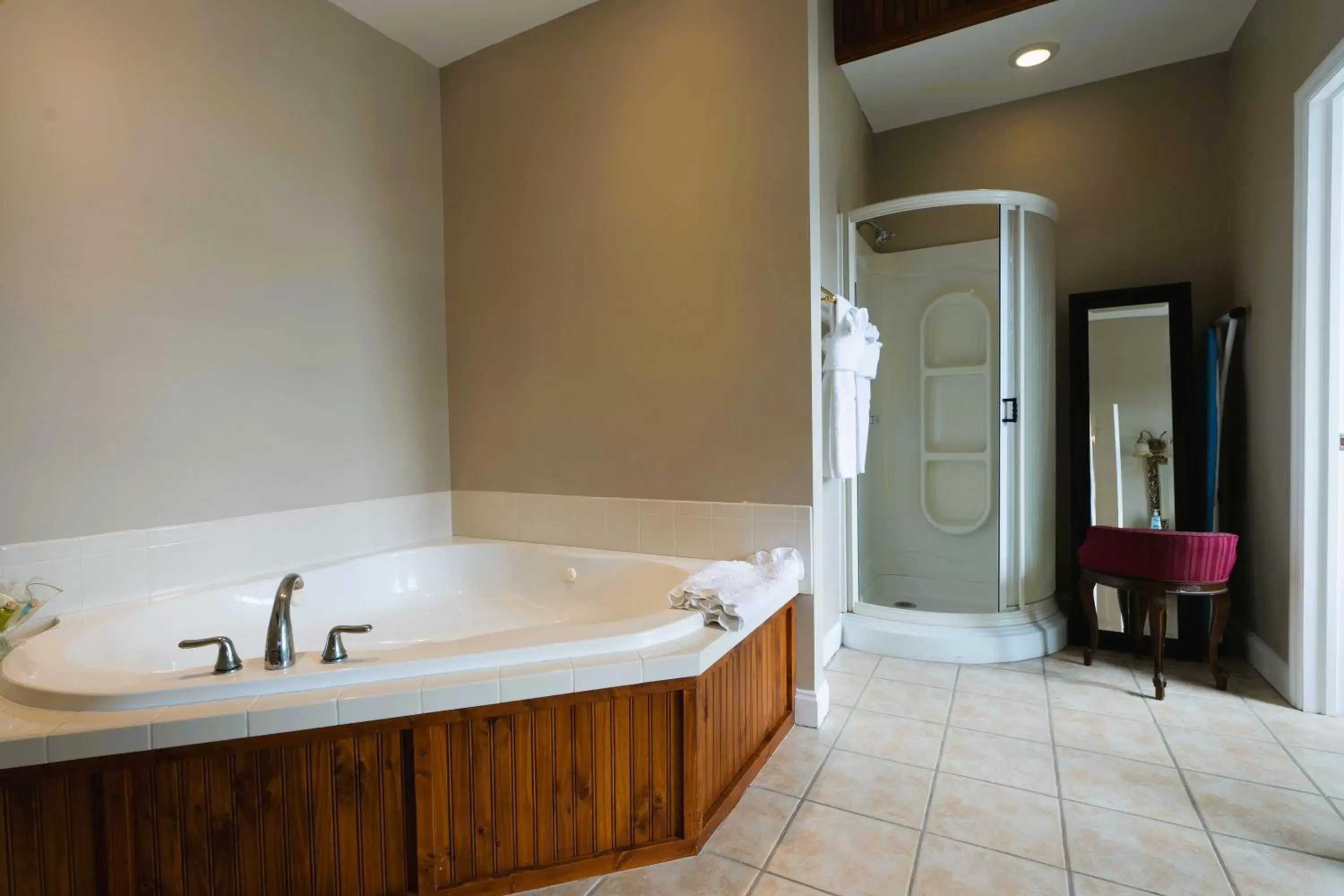 Hot Tub, Bathroom in Oak Park Inn
