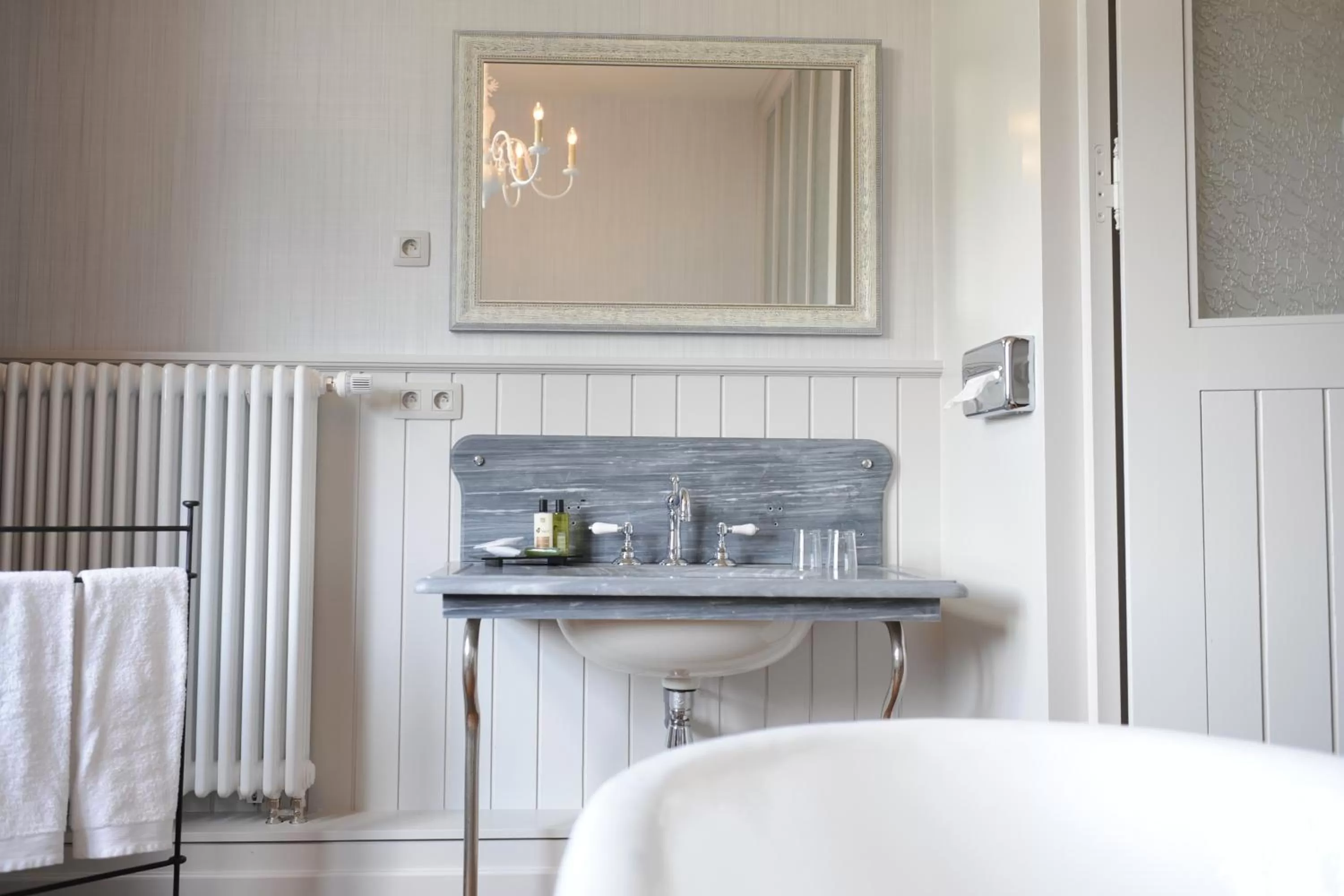 Bathroom, Bed in Charmehotel Villa Saporis