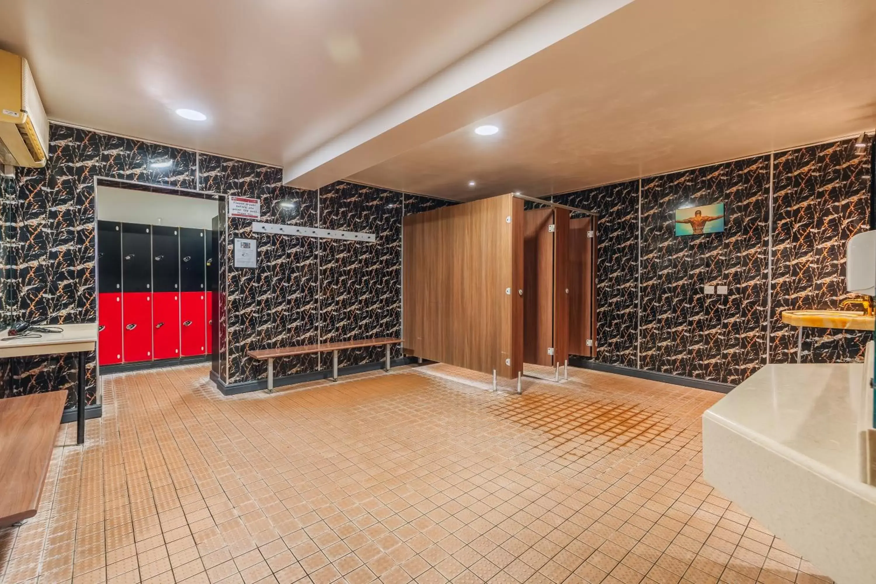 Shower, Lobby/Reception in Muthu Belstead Brook Hotel