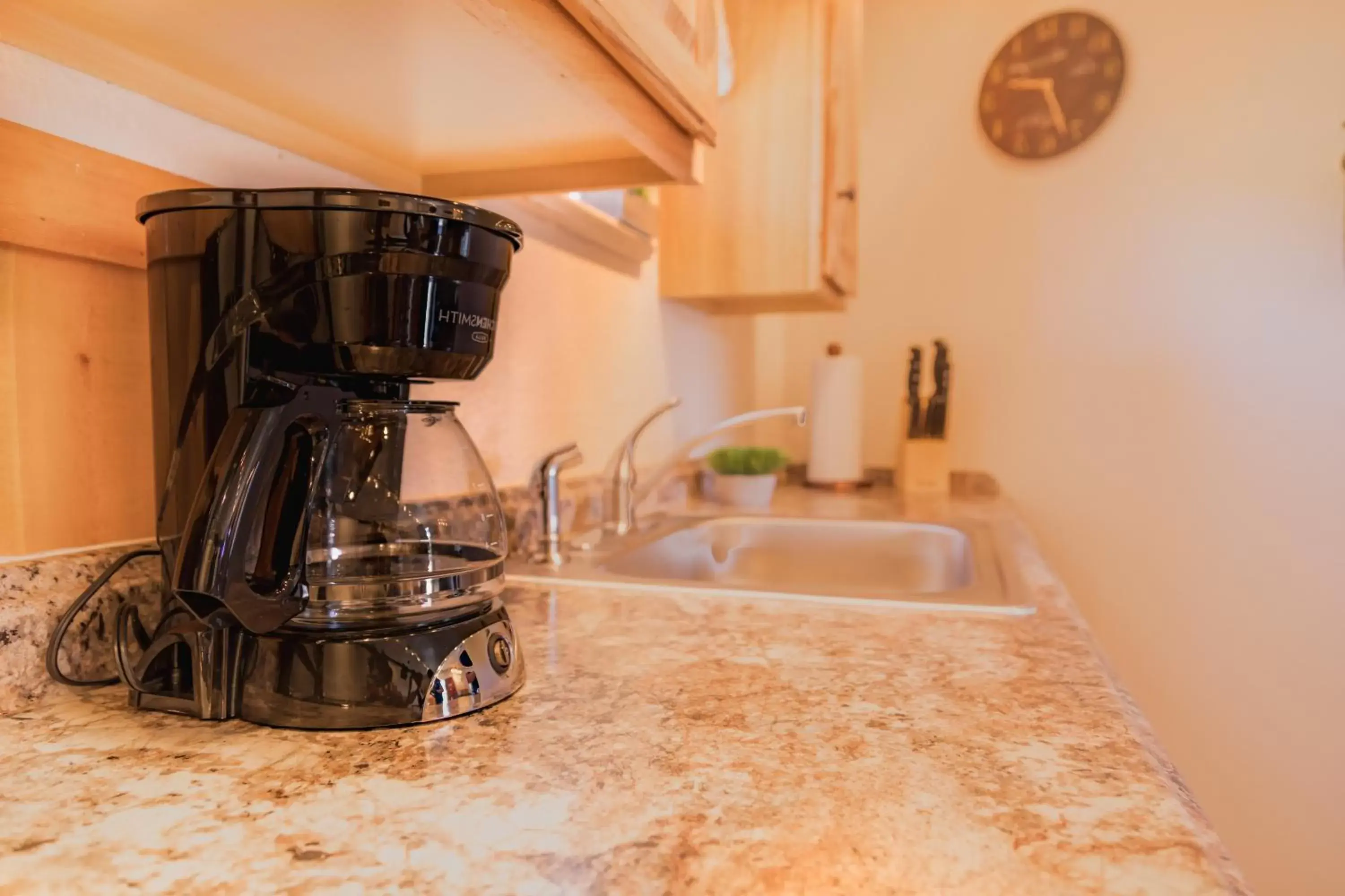 Coffee/tea facilities, Bathroom in Alpine Trail Ridge Inn