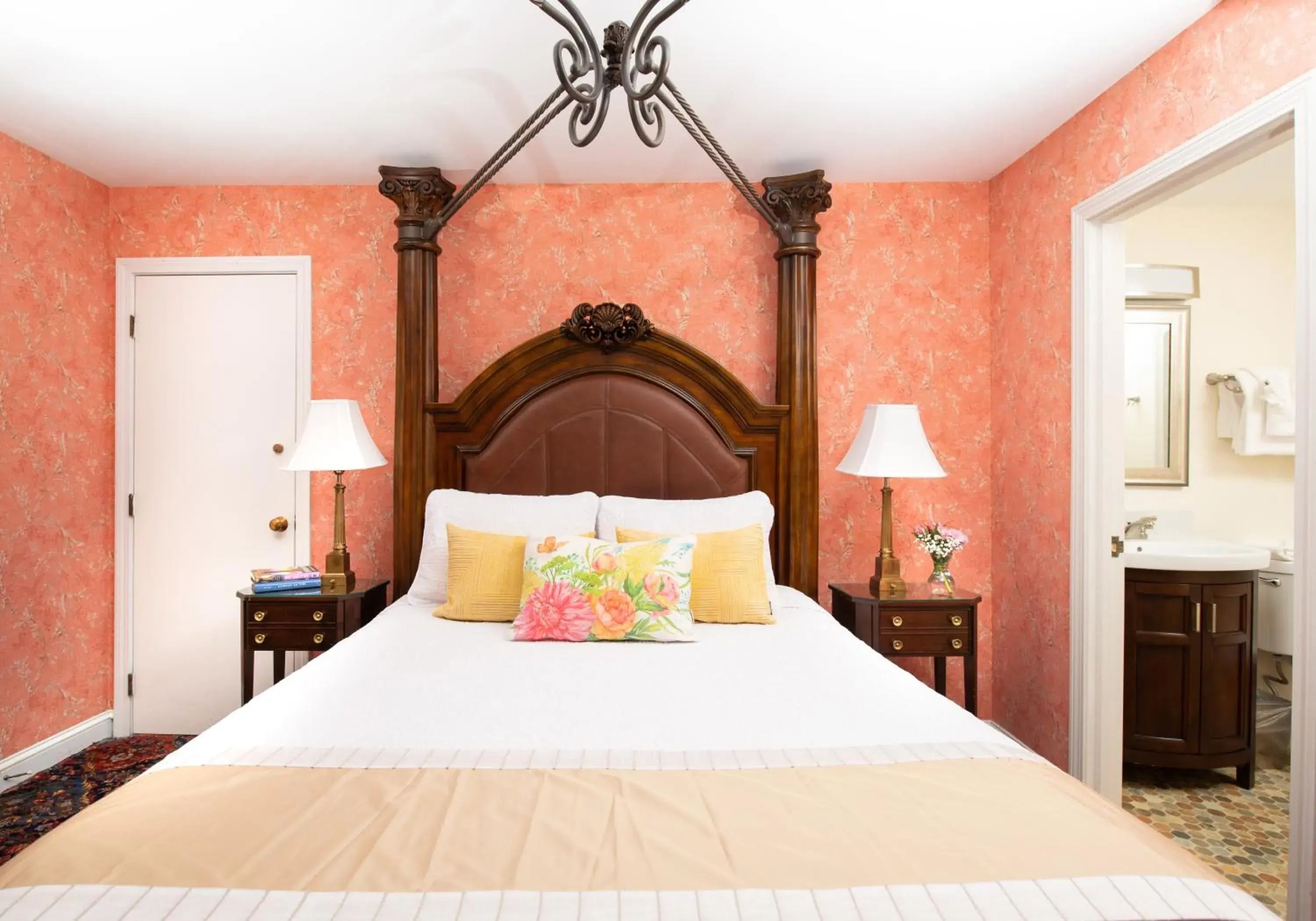 Standard Queen Room (NOT Pet Friendly) in America's Cup Inn Newport Standard Queen Room (NOT Pet Friendly) in America's Cup Inn Newport