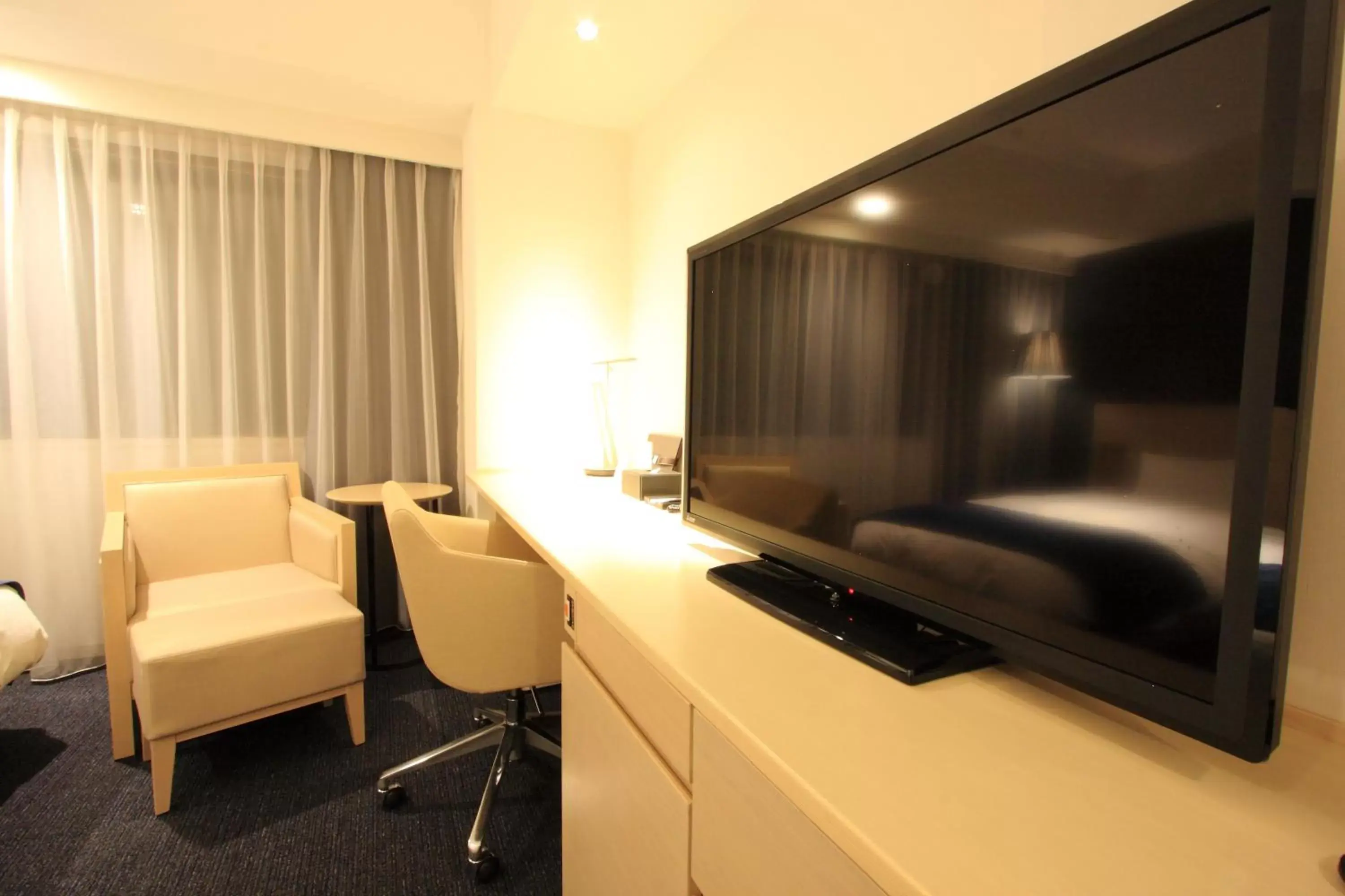 Bedroom, TV/Entertainment Center in Daiwa Roynet Hotel Matsuyama
