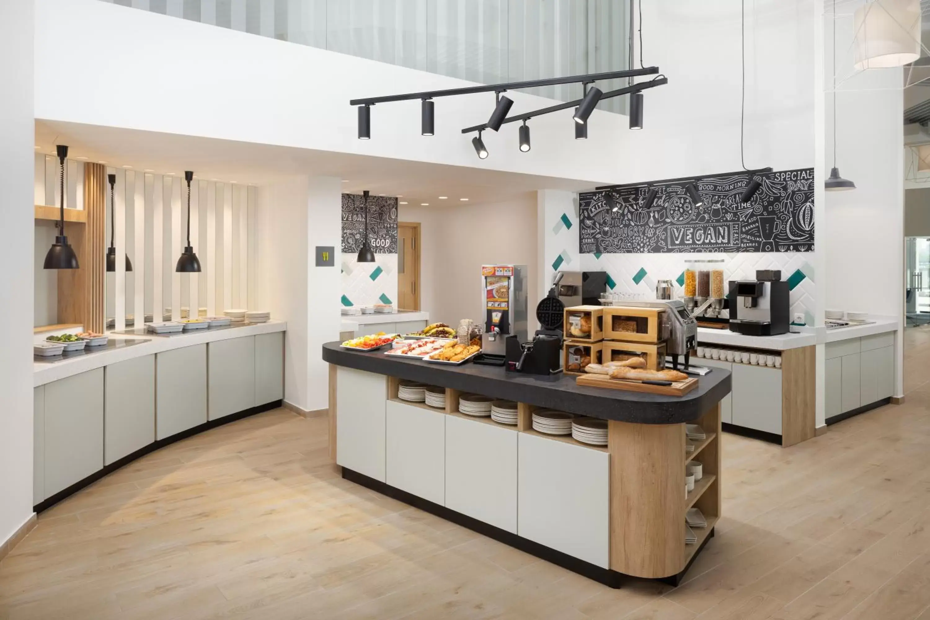 Coffee/tea facilities, Kitchen/Kitchenette in Hampton By Hilton Targu Mures