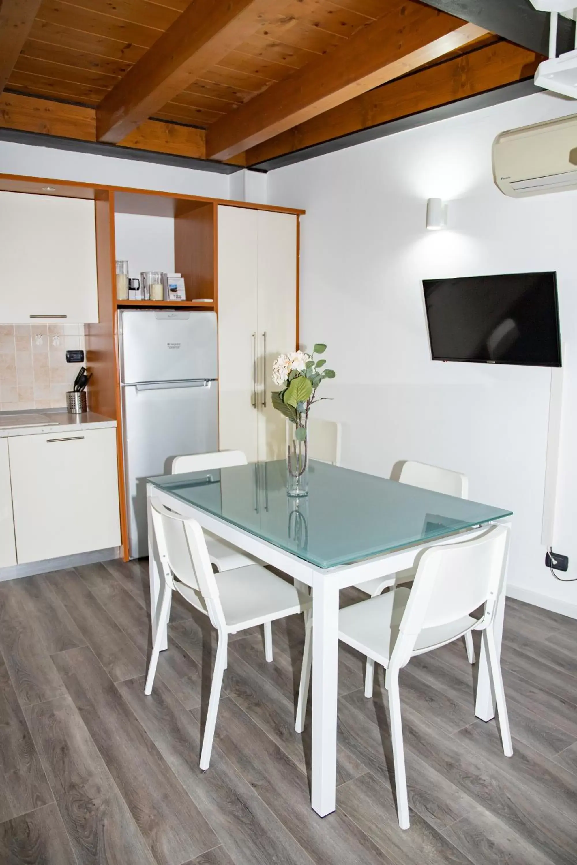 Kitchen or kitchenette, Dining Area in Easy Milano - Rooms and Apartments Navigli