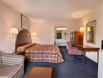 Photo of the whole room, Bed in Super 8 by Wyndham Columbia