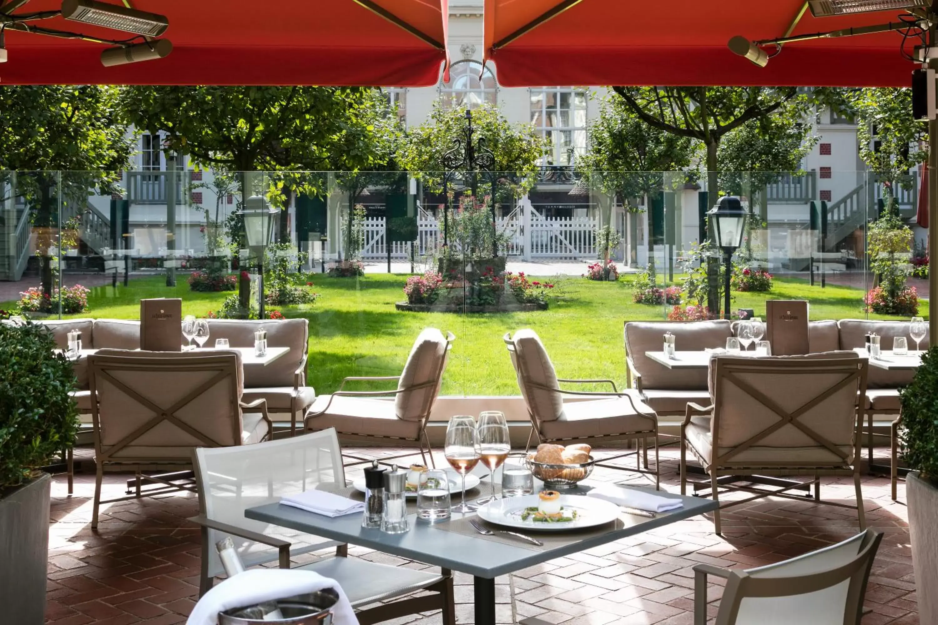 Patio, Restaurant/Places to Eat in Hôtel Barrière Le Normandy