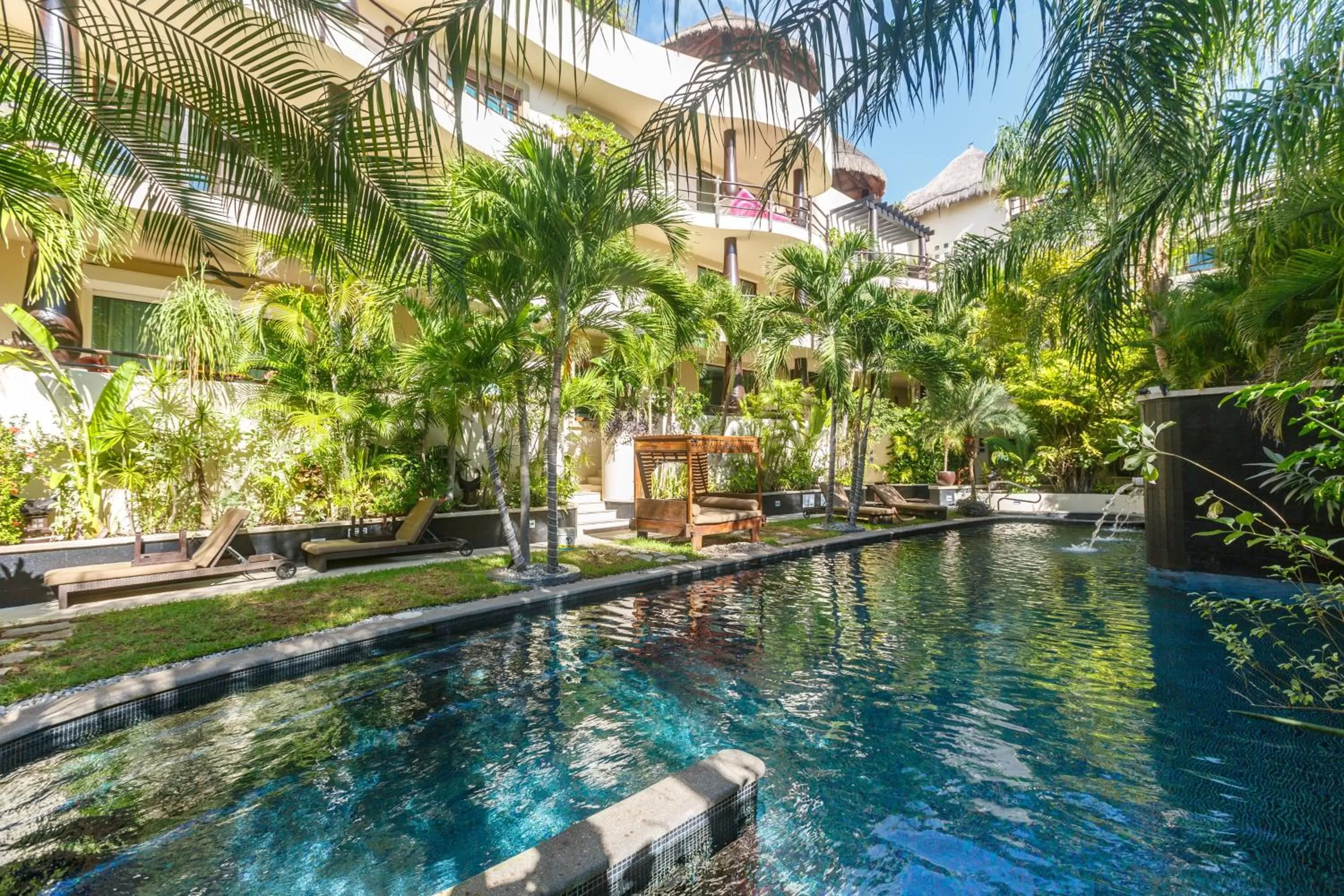 Garden in El Taj Oceanfront and Beachside Condo Hotel