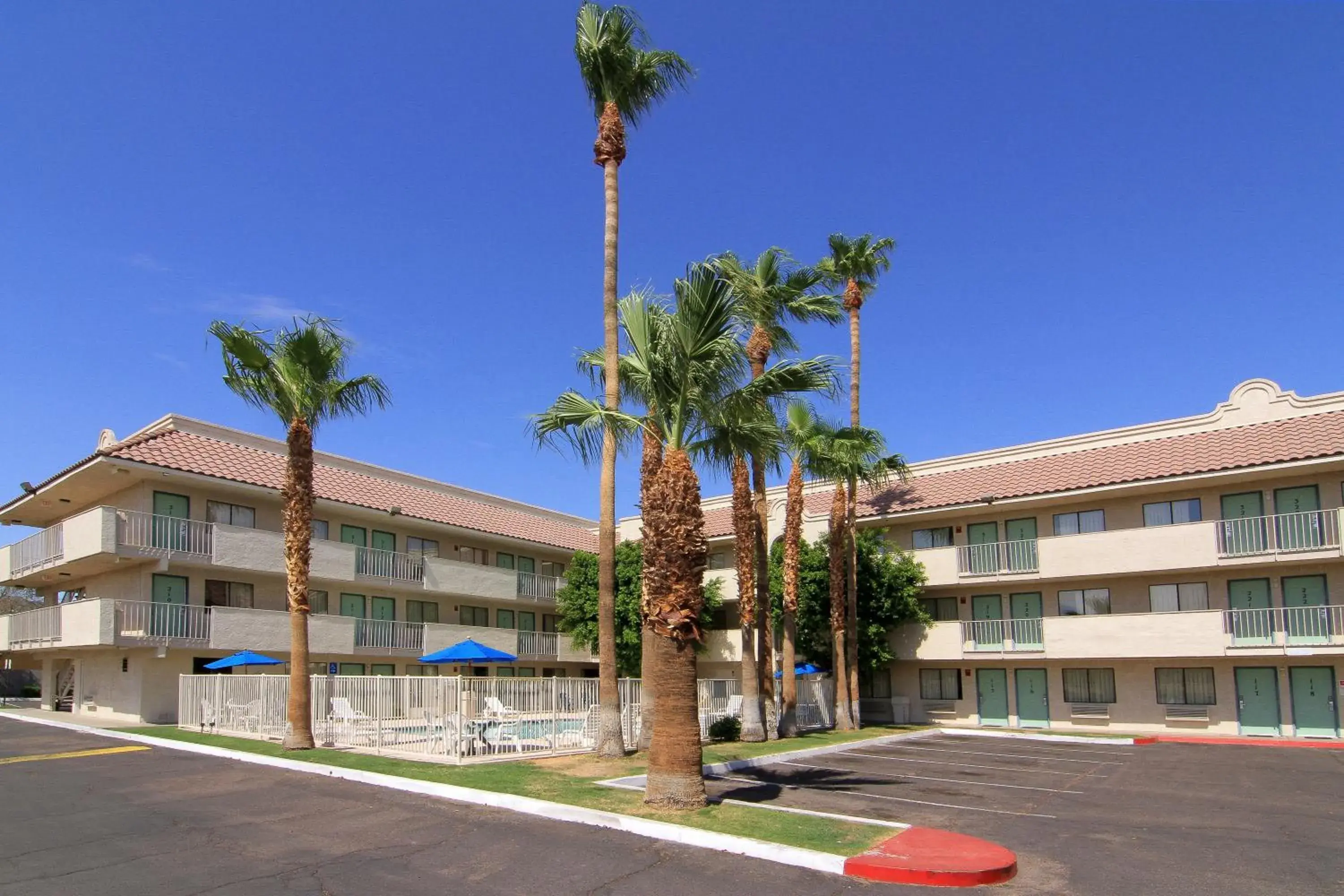 Facade/entrance, Property Building in Motel 6-Phoenix, AZ - West