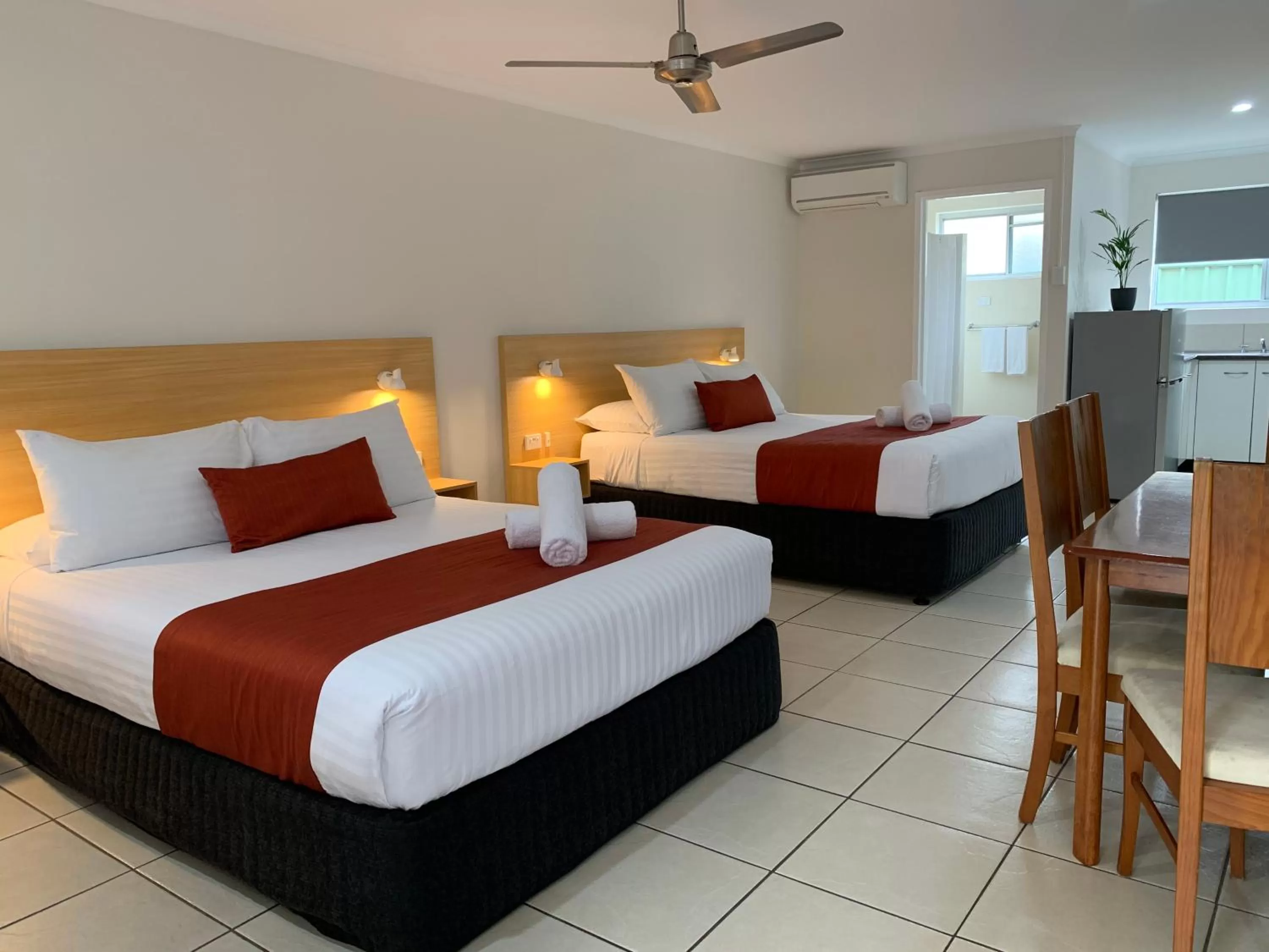 Photo of the whole room, Bed in Tin Can Bay Motel