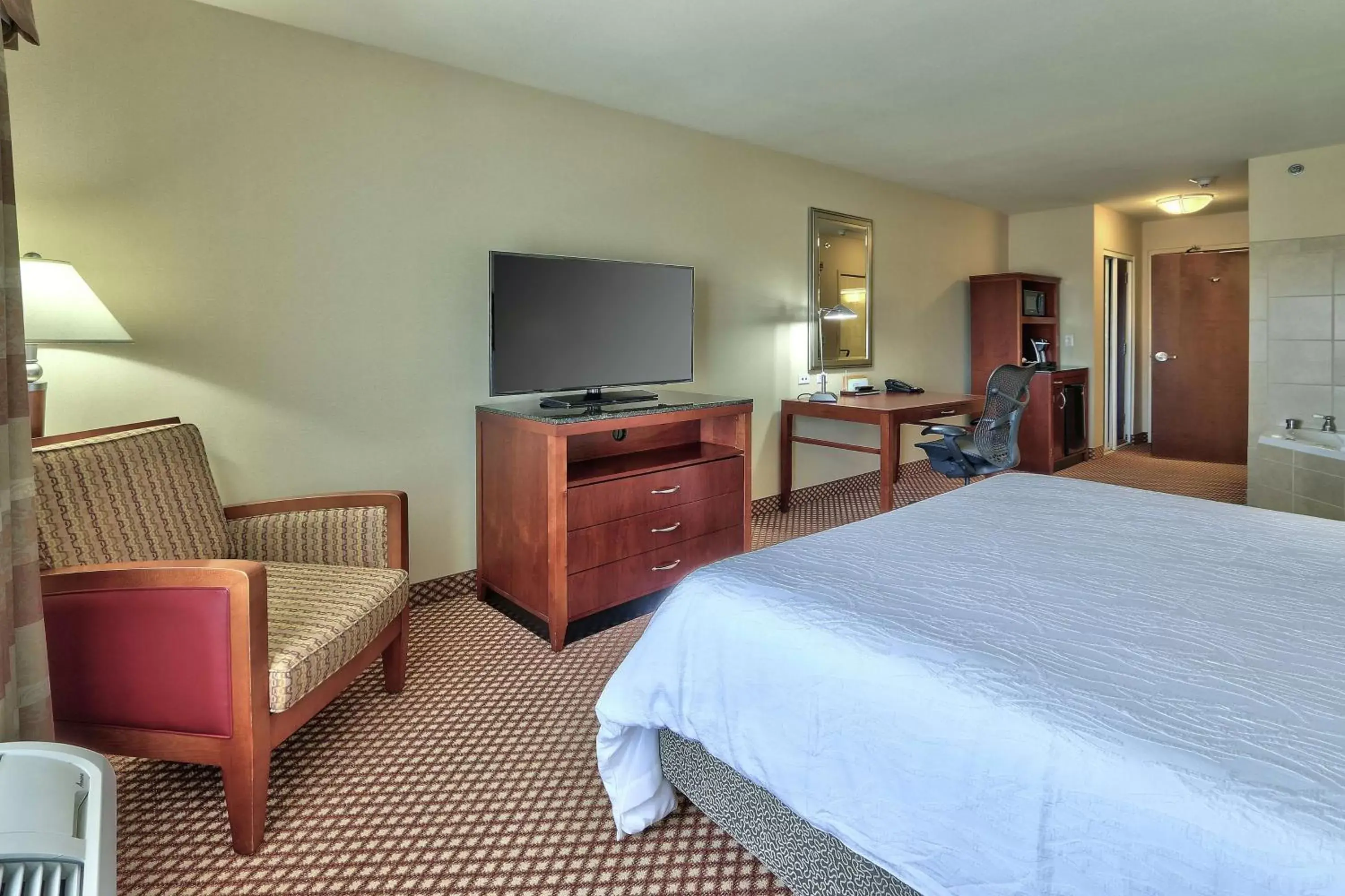 Bedroom, TV/Entertainment Center in Hilton Garden Inn Las Cruces