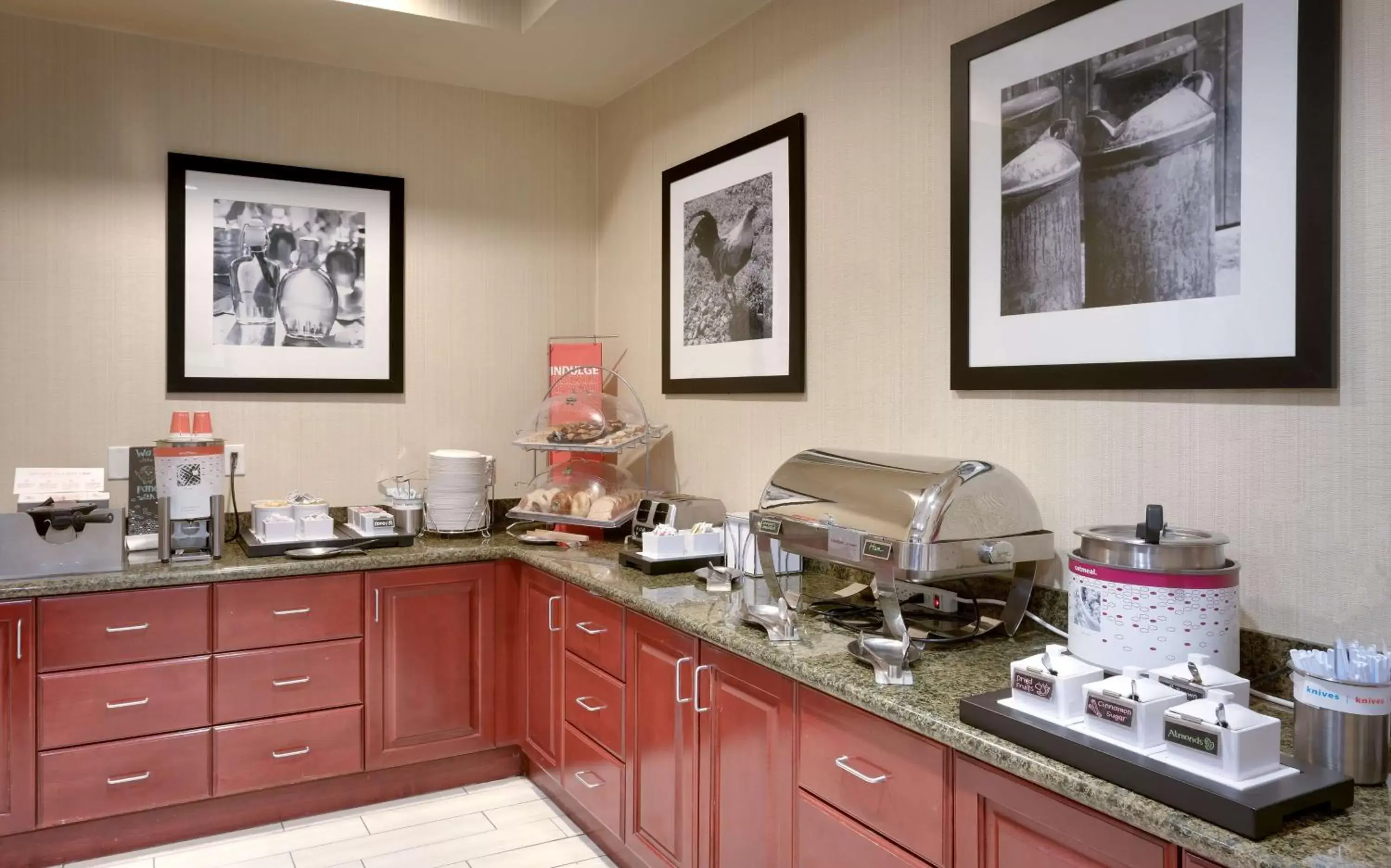 Dining area, Kitchen/Kitchenette in Hampton Inn Tremonton