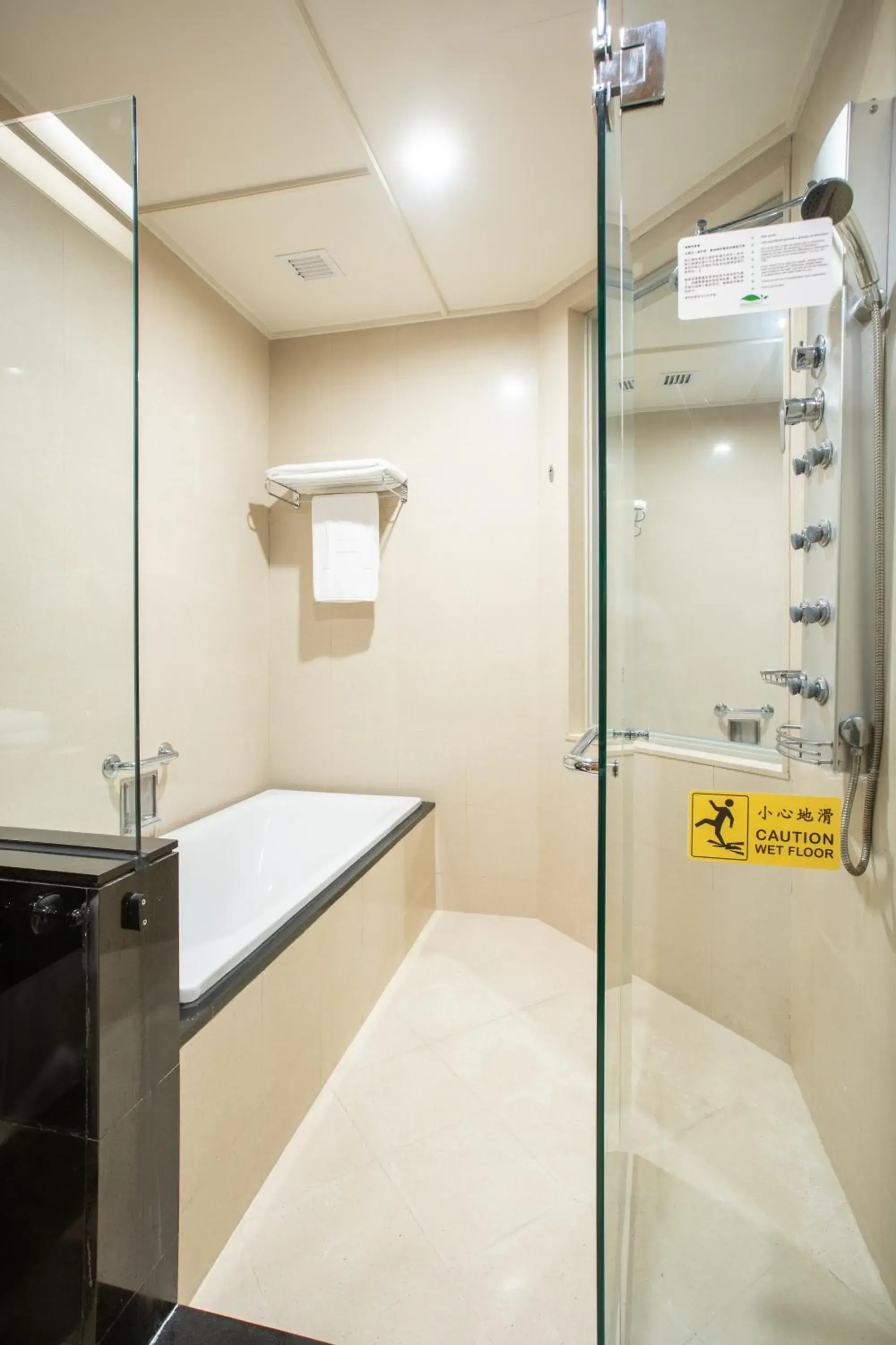 Toilet, Bathroom in Shantou Junhua Haiyi Hotel