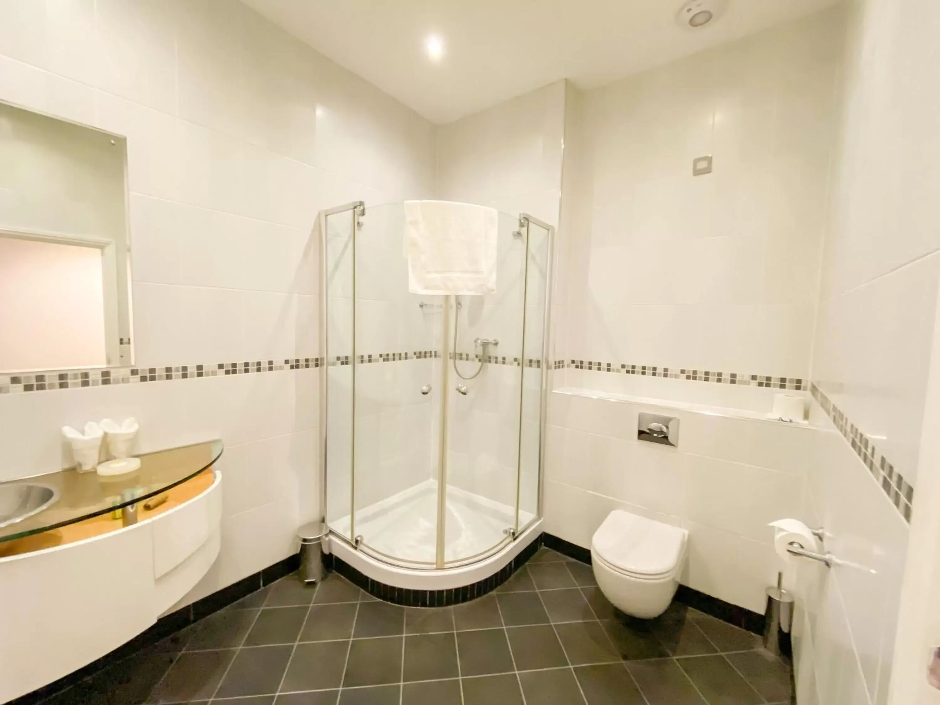 Shower, Bathroom in St Giles House Hotel