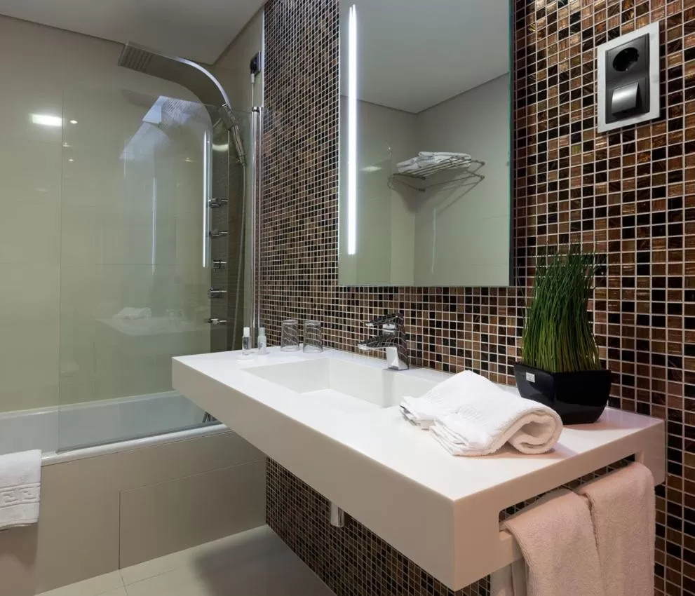 Bathroom in Cardal Hotel