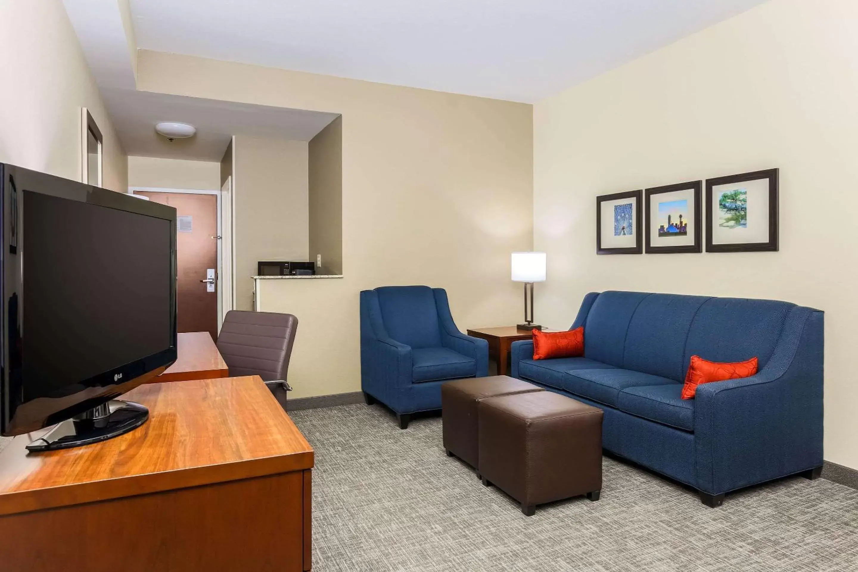 Photo of the whole room, Seating Area in Comfort Suites DFW N/Grapevine