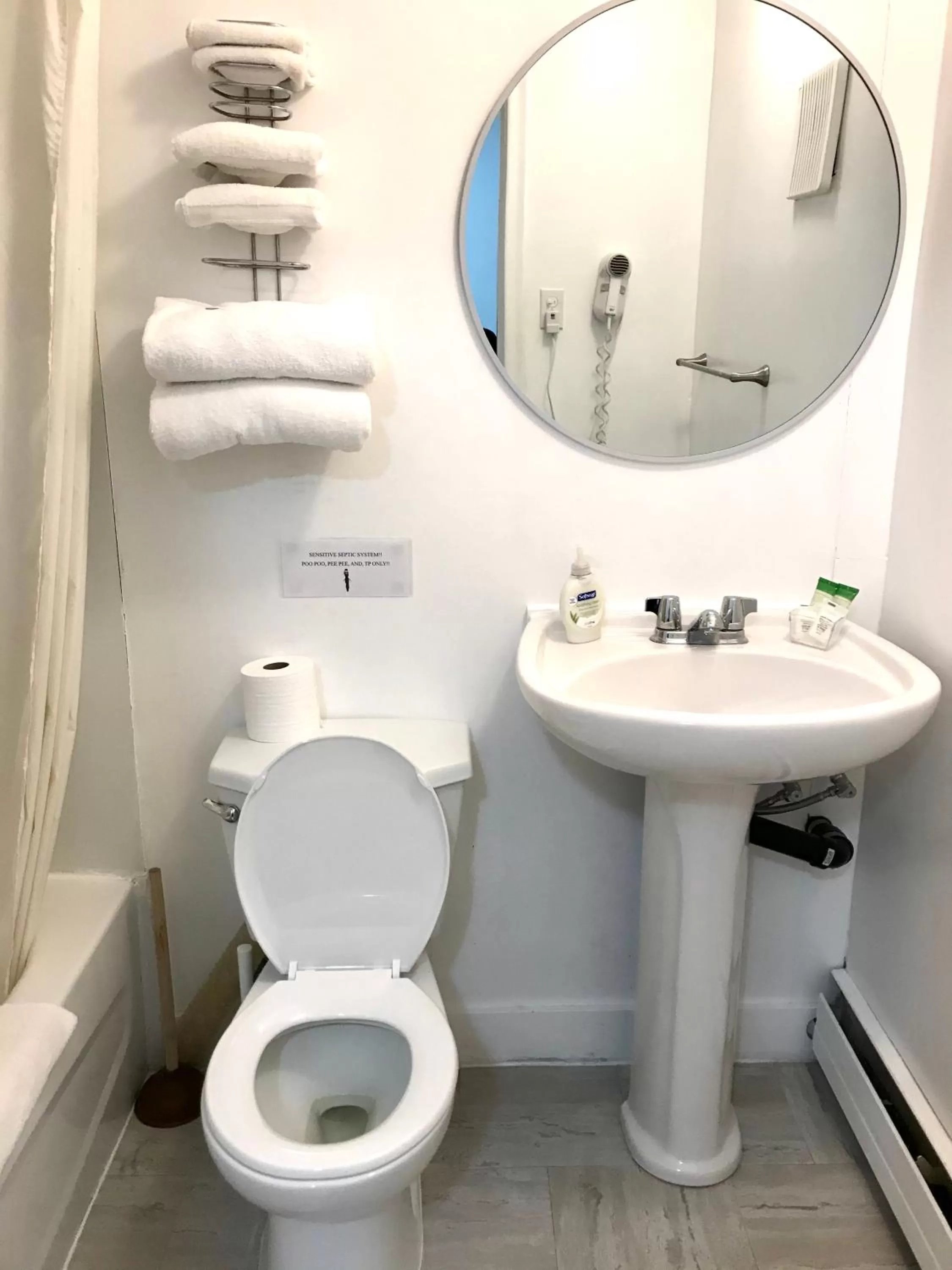 Bathroom in Lakeside Inn