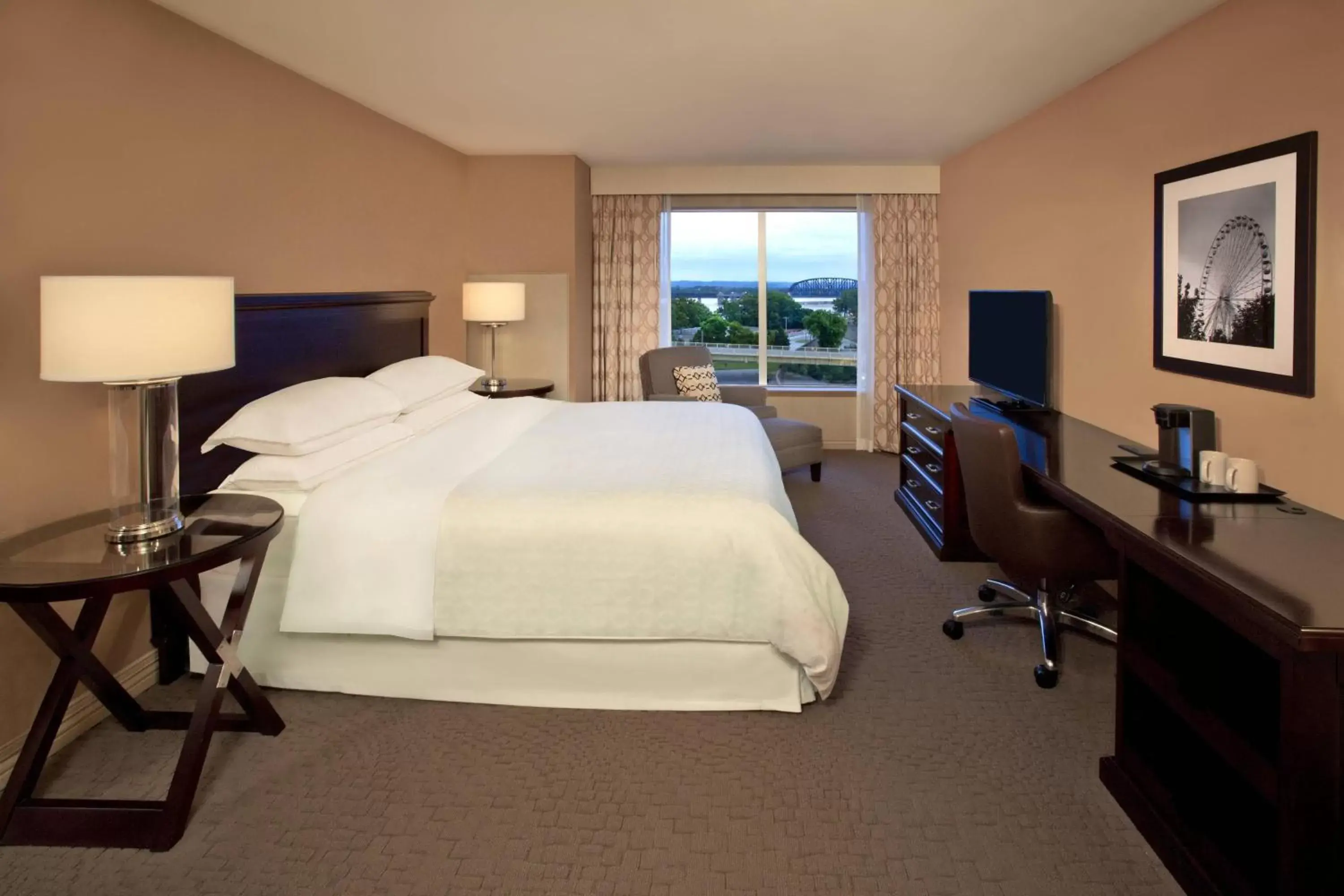 Bedroom in Sheraton Louisville Riverside Hotel
