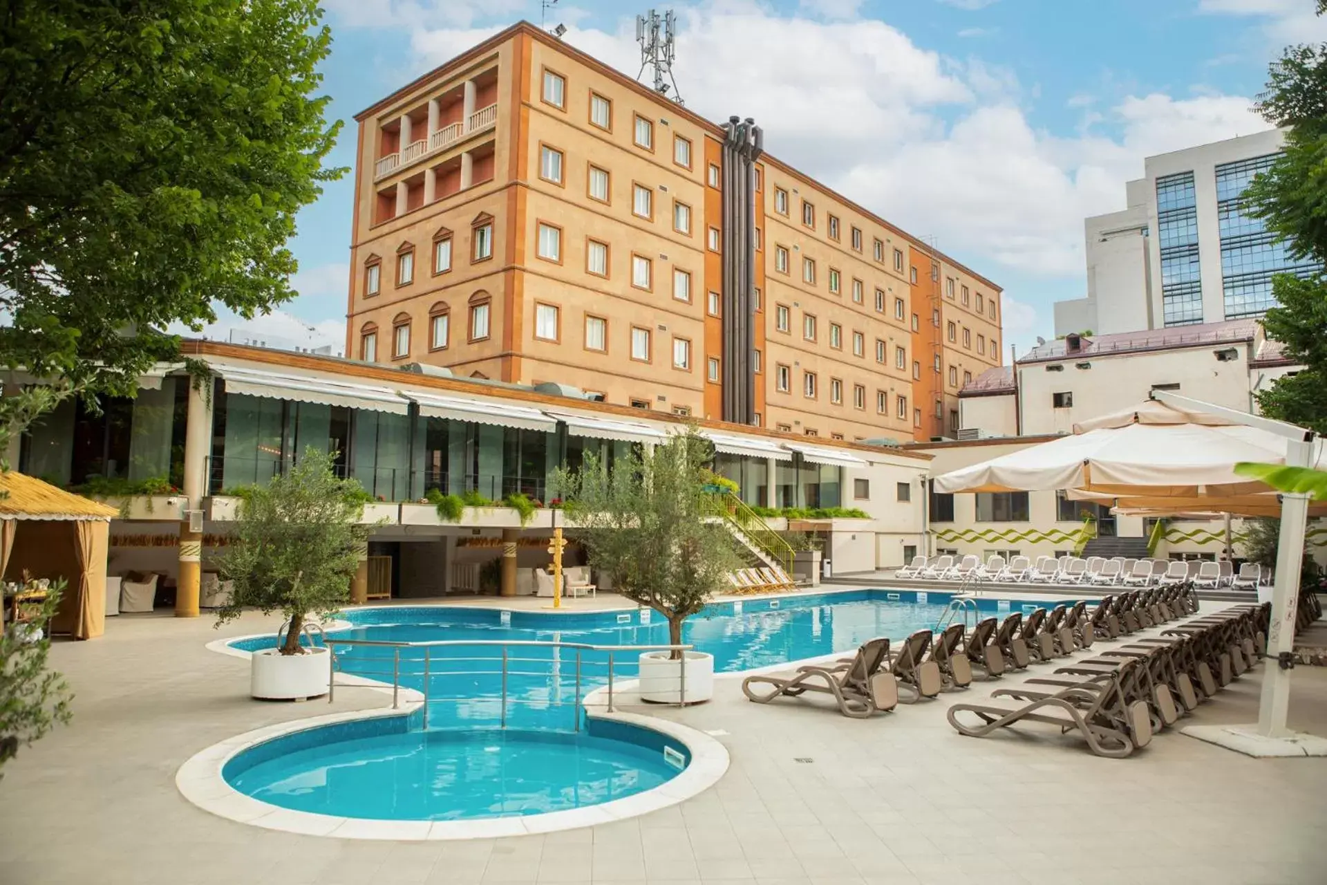 Swimming pool, Property Building in Best Western Plus Congress Hotel Yerevan