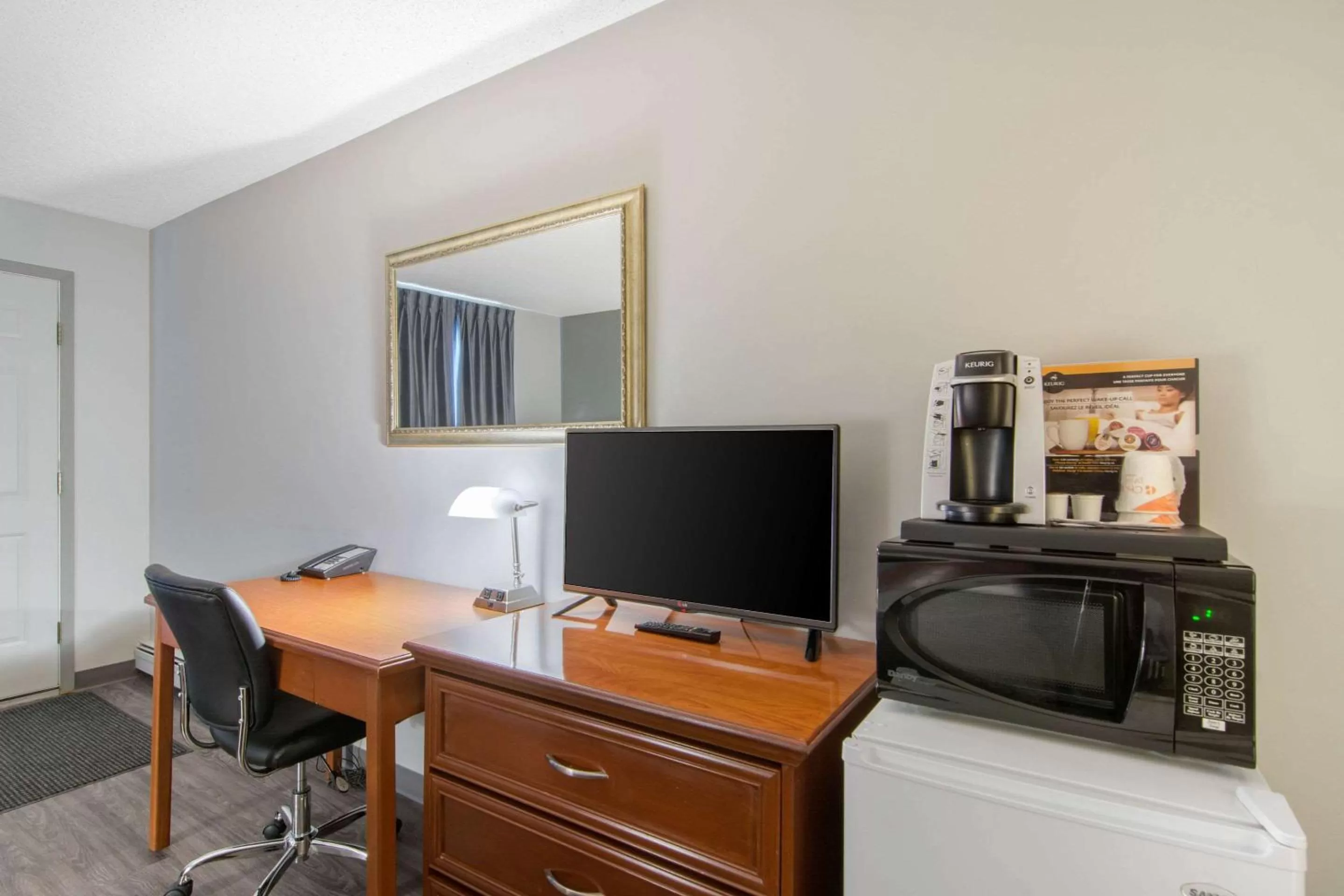 Photo of the whole room in Econo Lodge