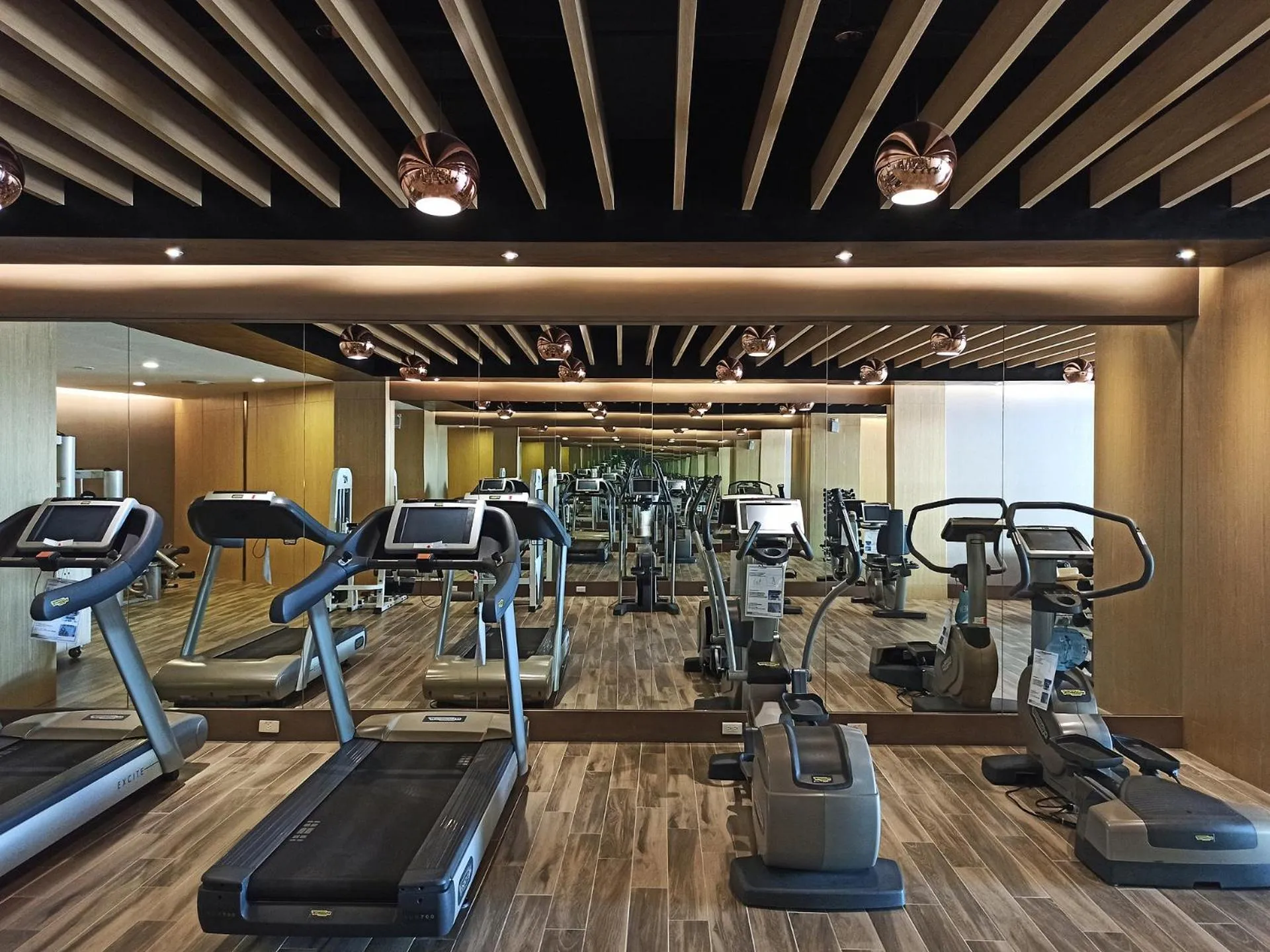 Fitness centre/facilities in E-DA Skylark Hotel