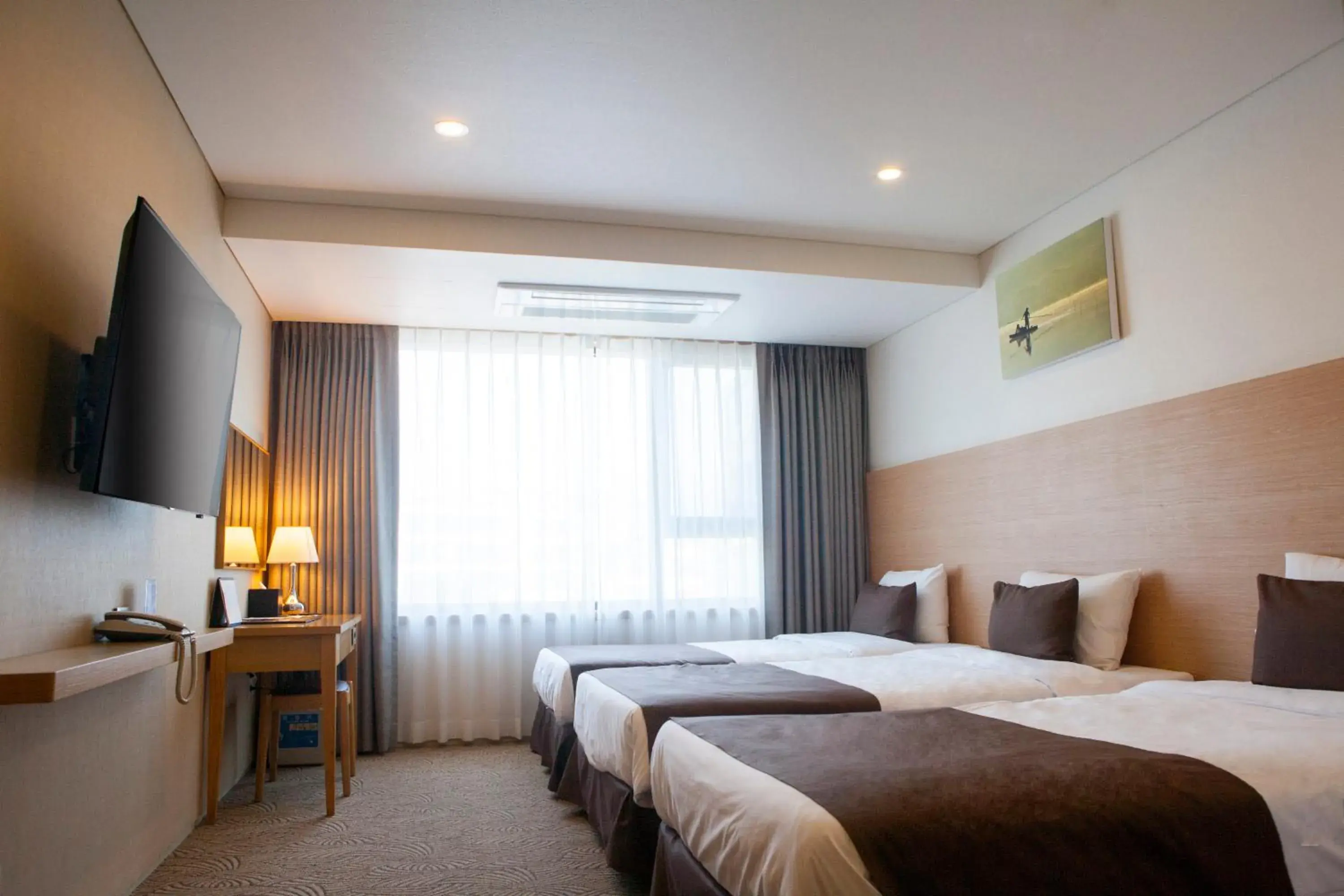 Deluxe Triple Room in Benikea Jungmun Hotel Deluxe Triple Room in Benikea Jungmun Hotel