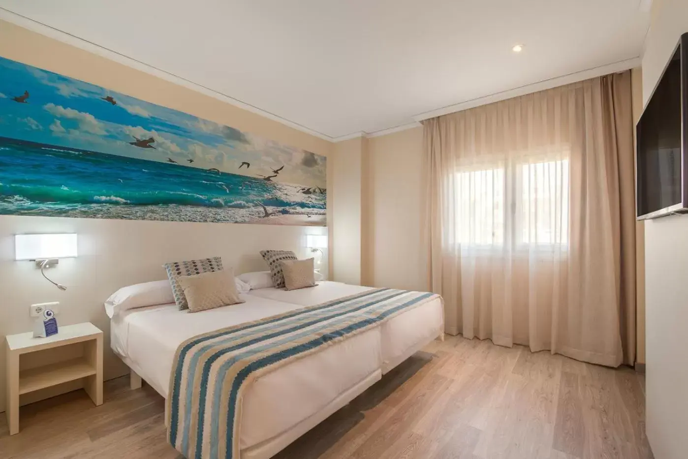 Communal lounge/ TV room, Bed in Oliva Nova Beach & Golf Hotel