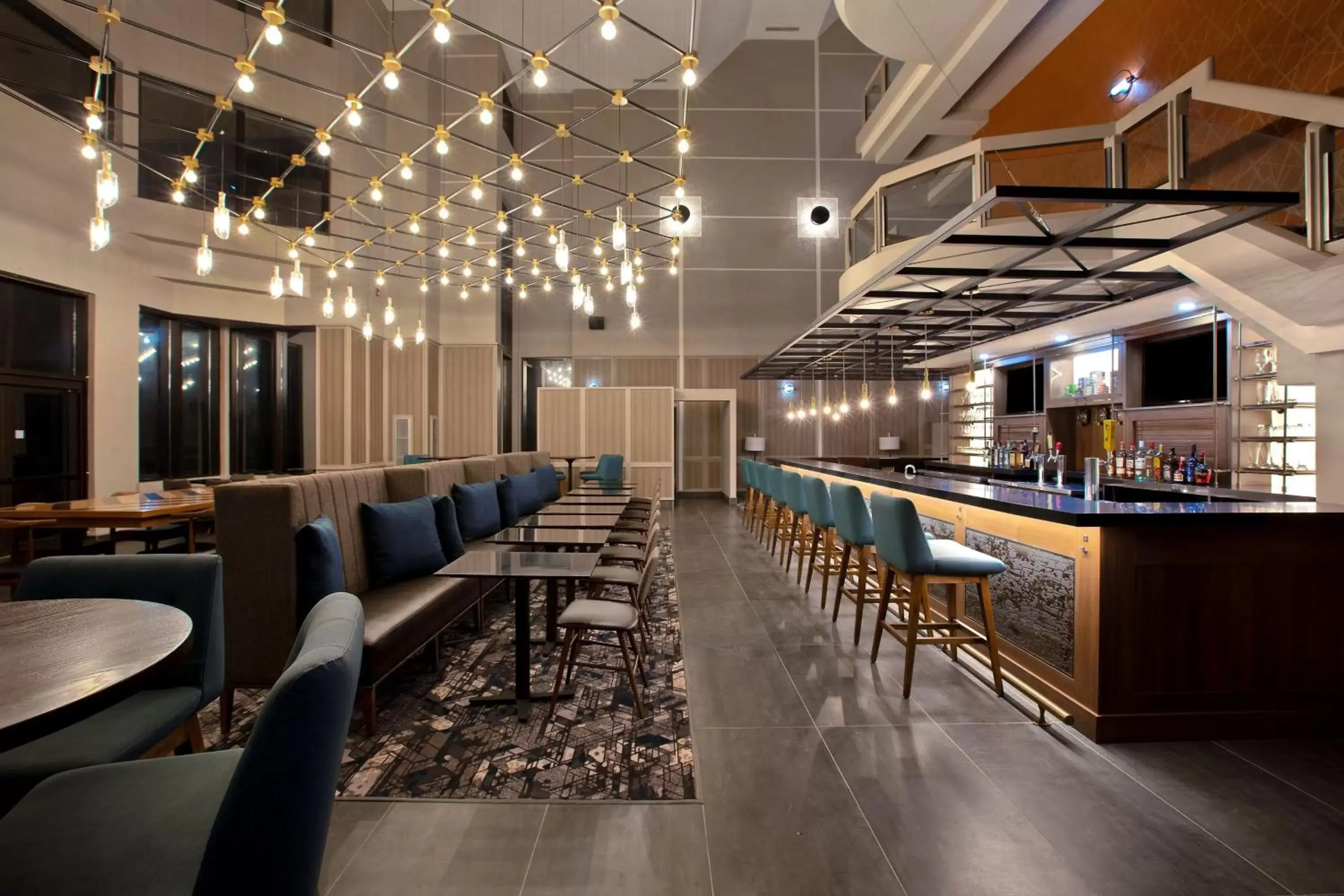 Restaurant/places to eat, Lounge/Bar in Four Points by Sheraton St. Catharines Niagara Suites