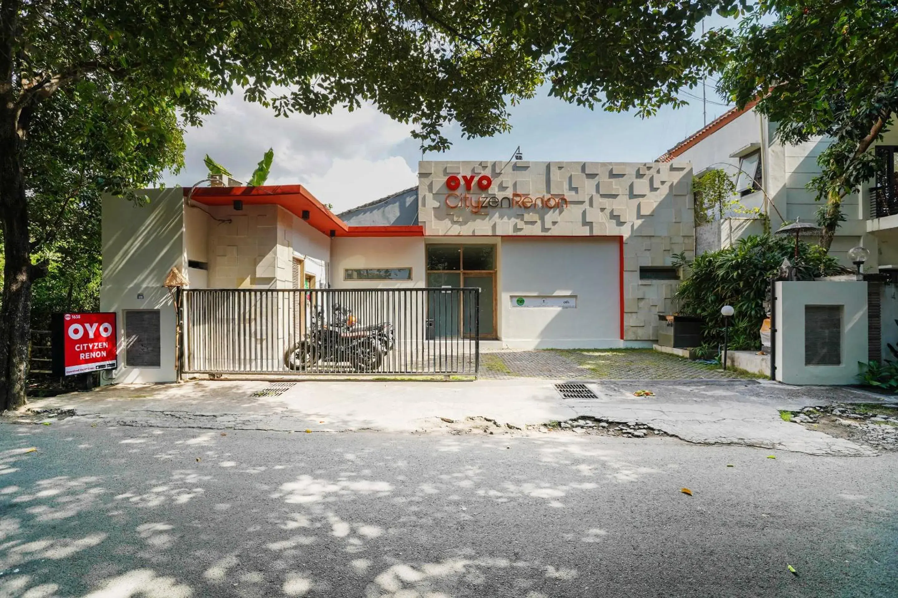 Facade/entrance, Property Building in OYO 1638 Cityzen Renon Hotel