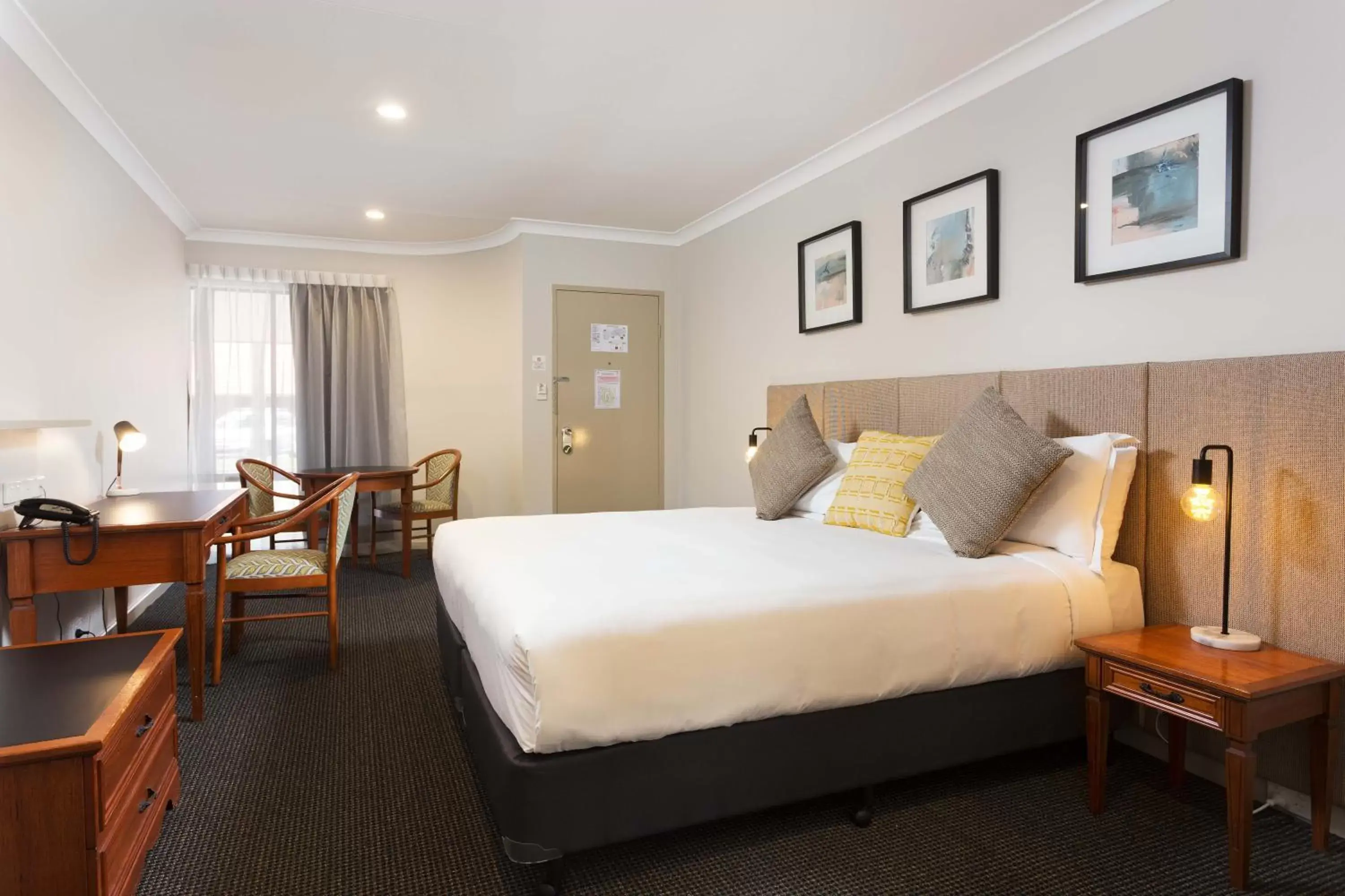 Photo of the whole room, Bed in Brisbane International Virginia