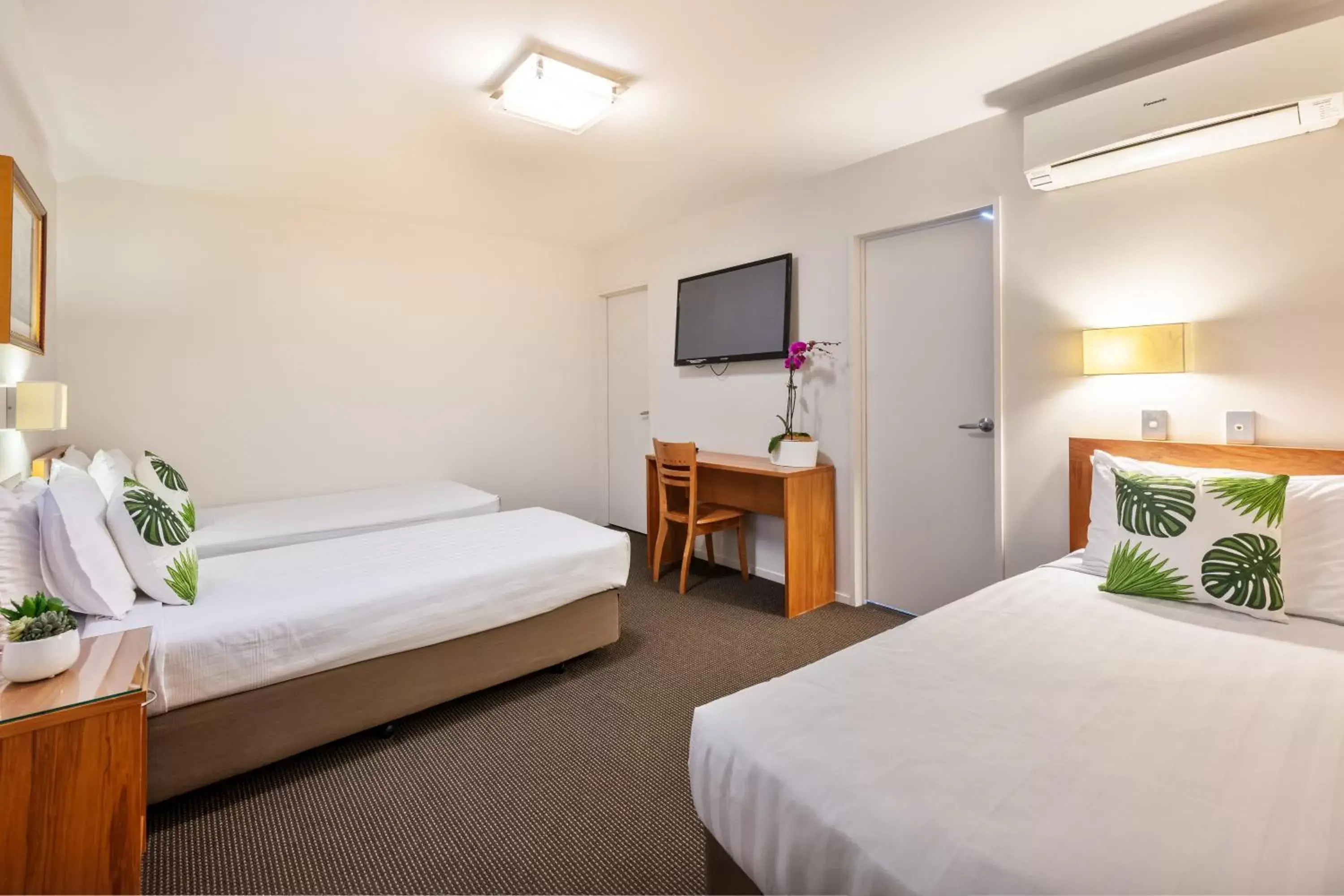 Bed in Best Western Newmarket Inn & Suites