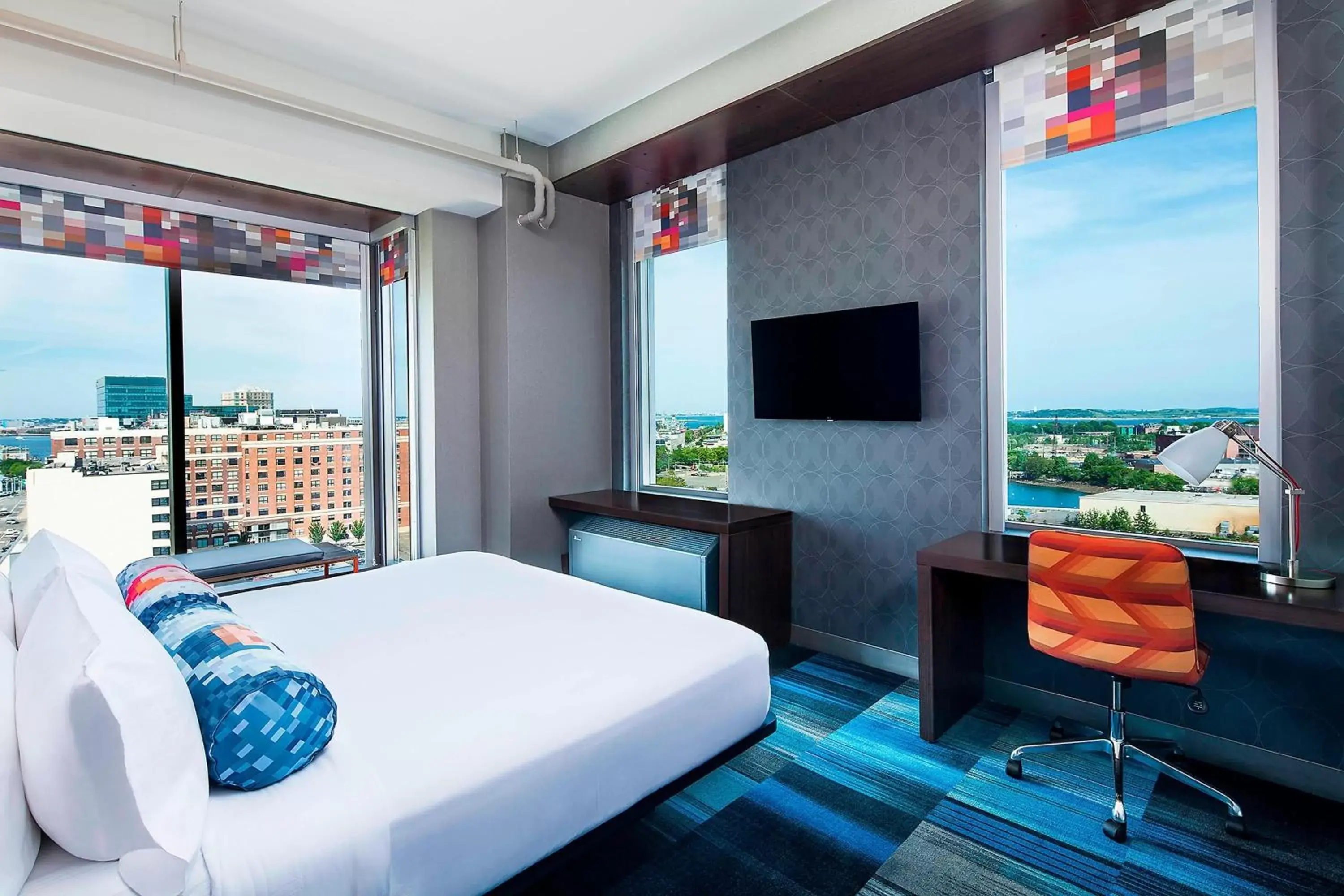 Photo of the whole room in Aloft Boston Seaport District