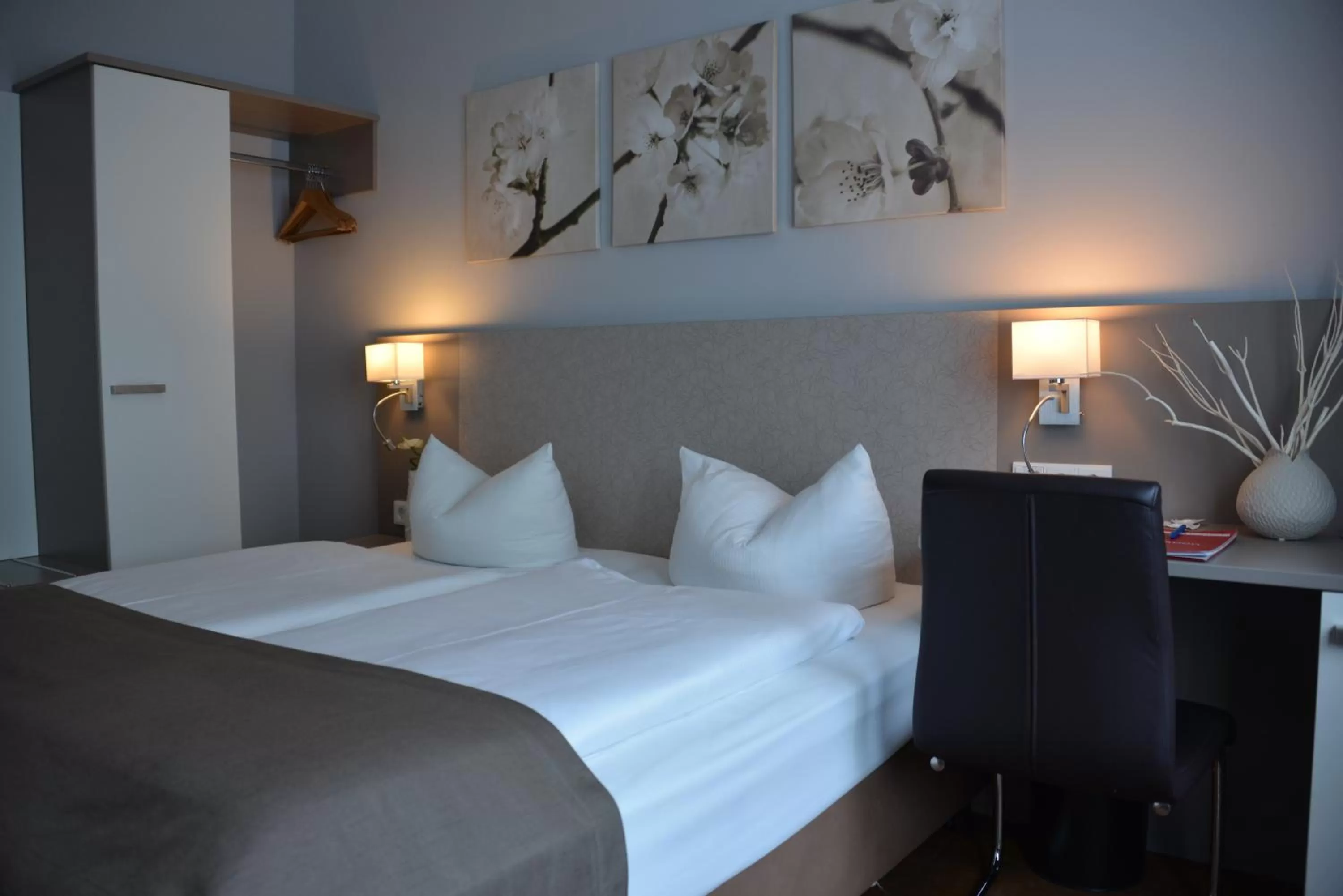 Photo of the whole room, Bed in Arthotel Munich