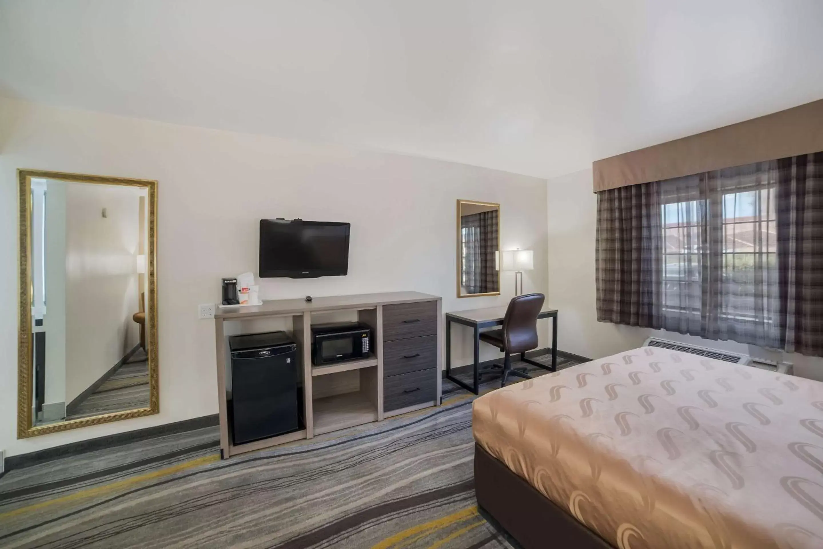 Bedroom, TV/Entertainment Center in Quality Inn and Suites Goodyear