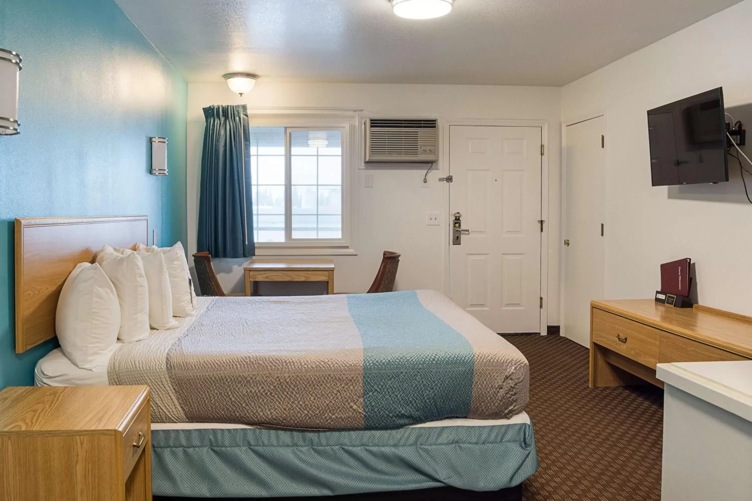 Photo of the whole room, Bed in Motel 6-Canby, OR