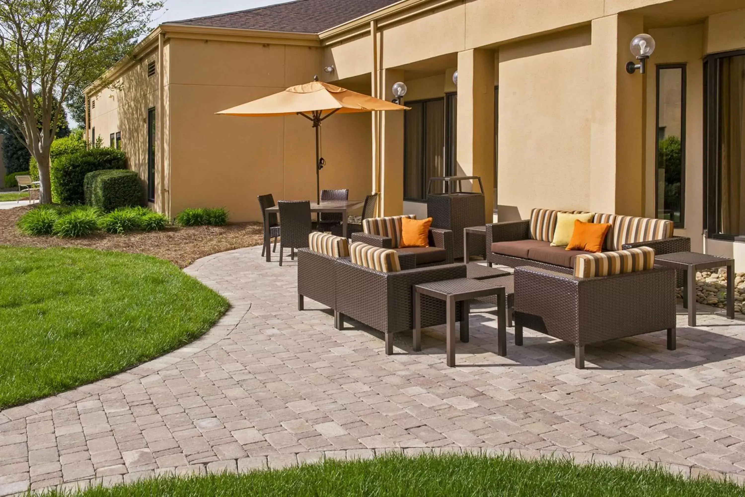 Patio in Sonesta Select Charlotte University Research Park