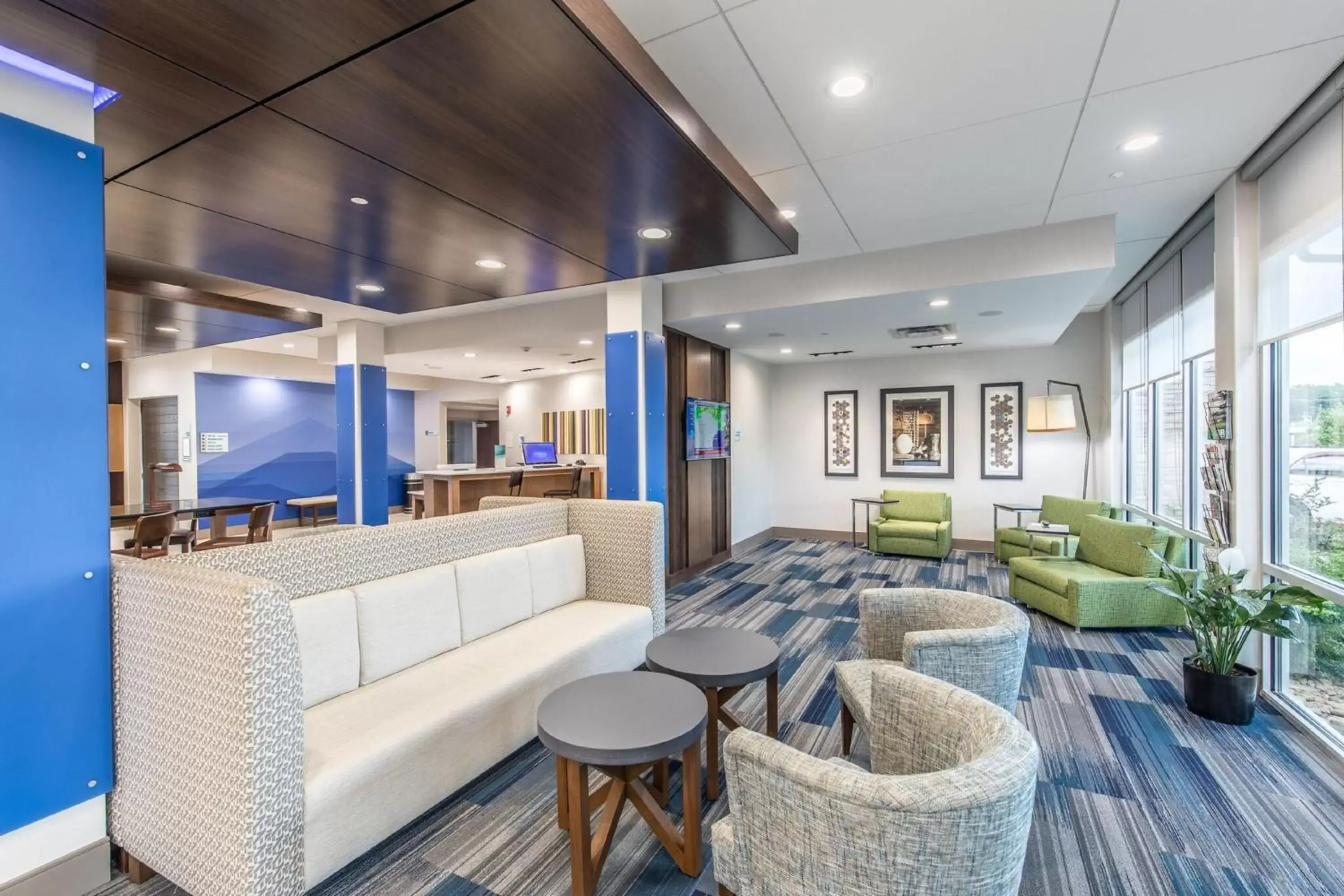 Property building, Lounge/Bar in Holiday Inn Express & Suites - Milledgeville, an IHG Hotel