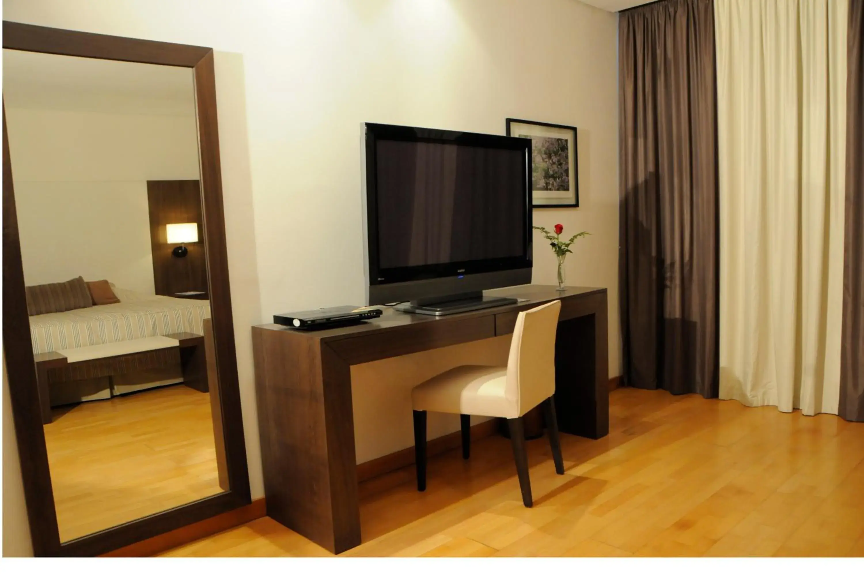 Bedroom, TV/Entertainment Center in Afrin Prestige Hotel