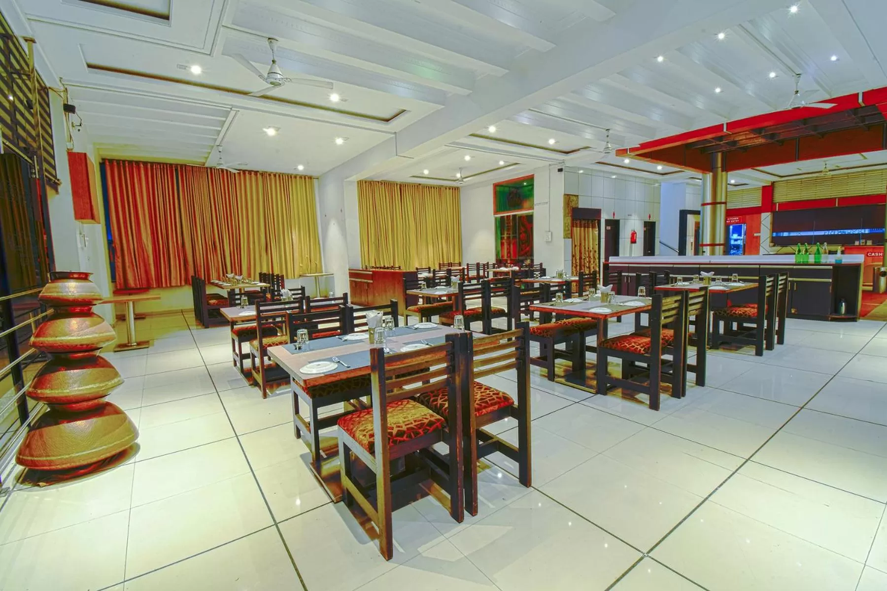 Restaurant/places to eat in Hotel Radiant Kolhapur